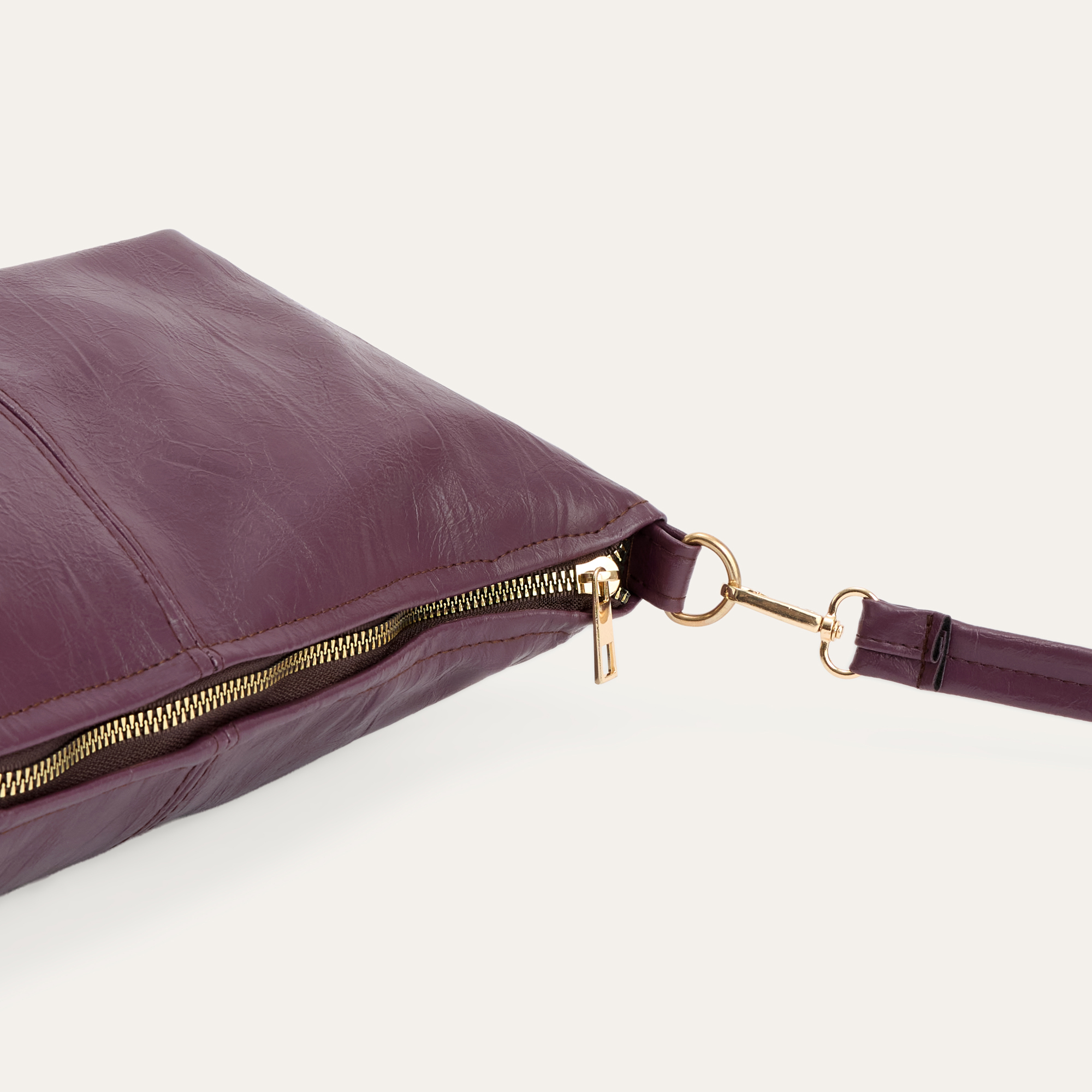 KIRIŞIK DERİ GÖRÜNÜMLÜ OMUZ ÇANTASI