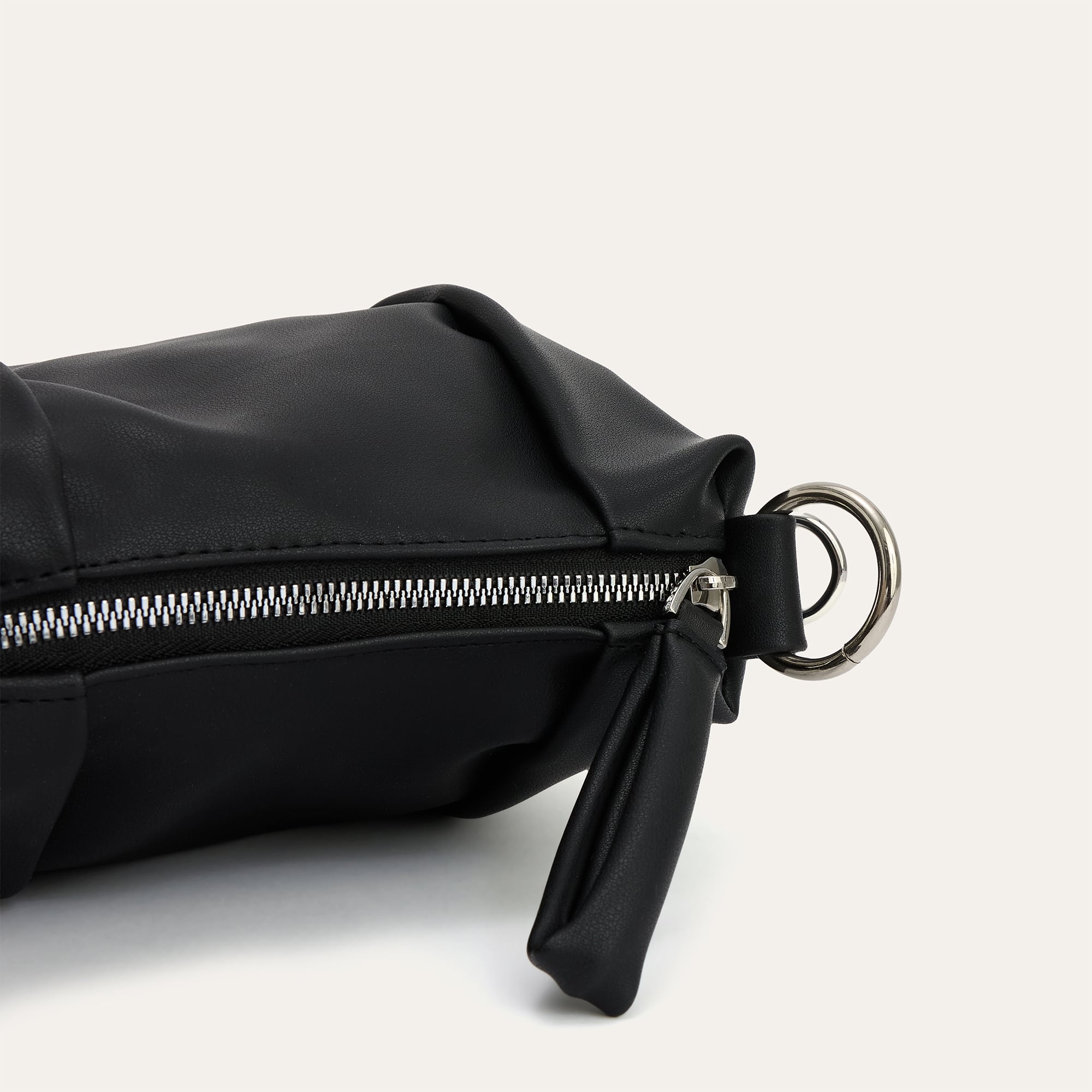 ASKI DETAYLI DERİ GÖRÜNÜMLÜ EL ÇANTASI