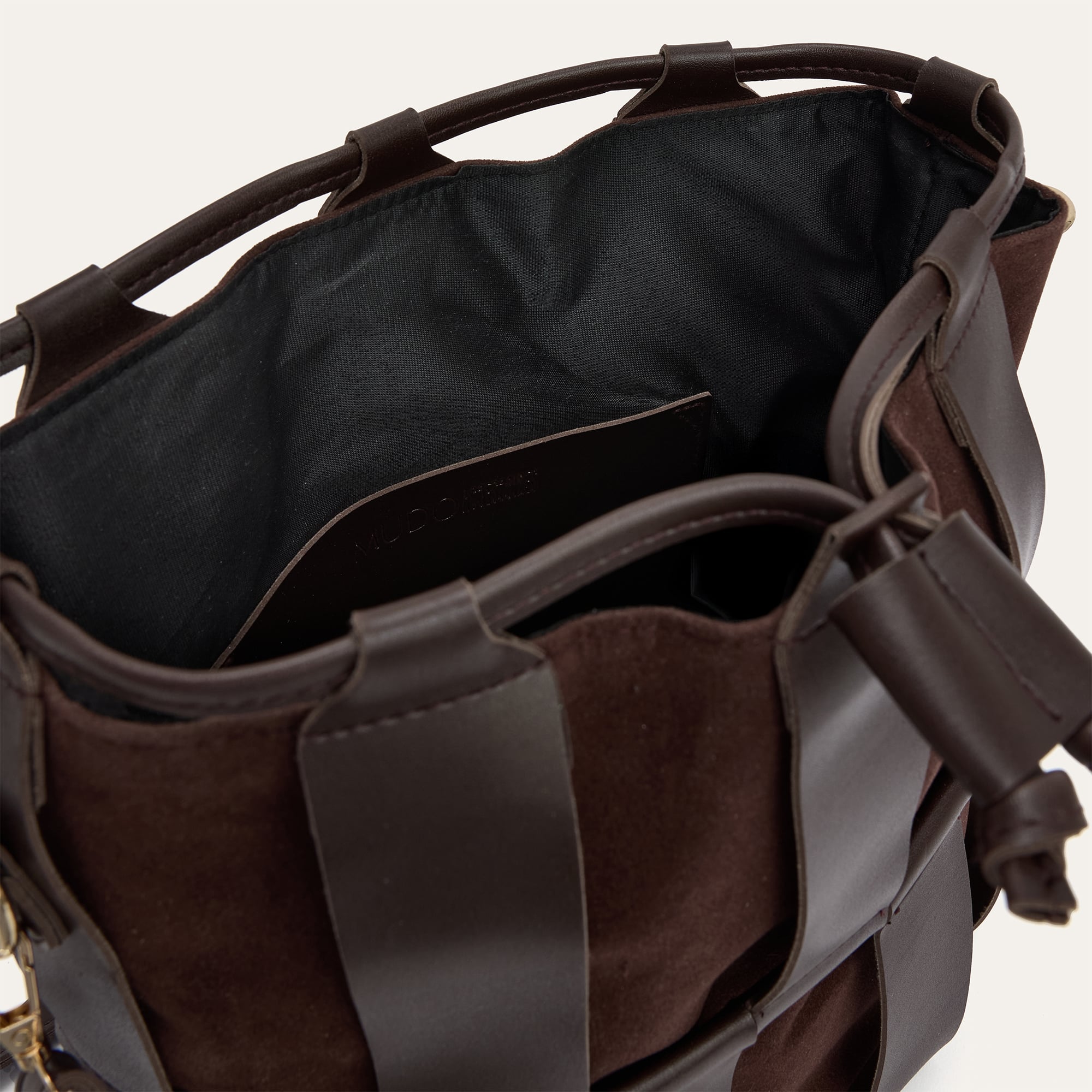 DERİ GÖRÜNÜMLÜ BÜZGÜLÜ OMUZ ÇANTASI