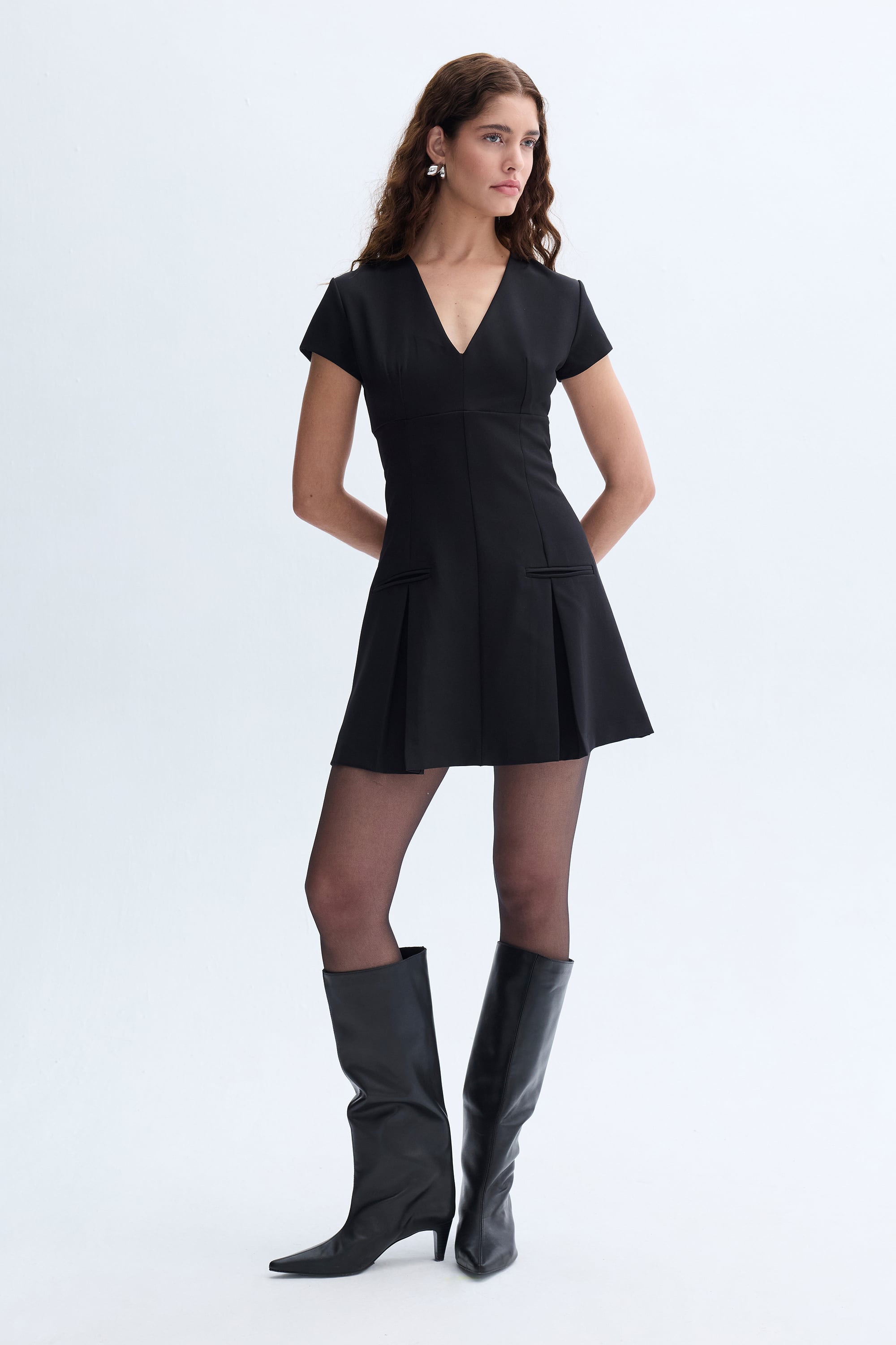 V YAKA PİLELİ MİNİ ELBİSE