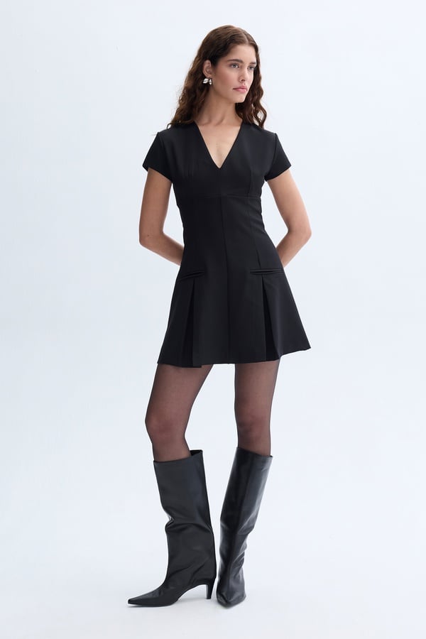 V YAKA PİLELİ MİNİ ELBİSE