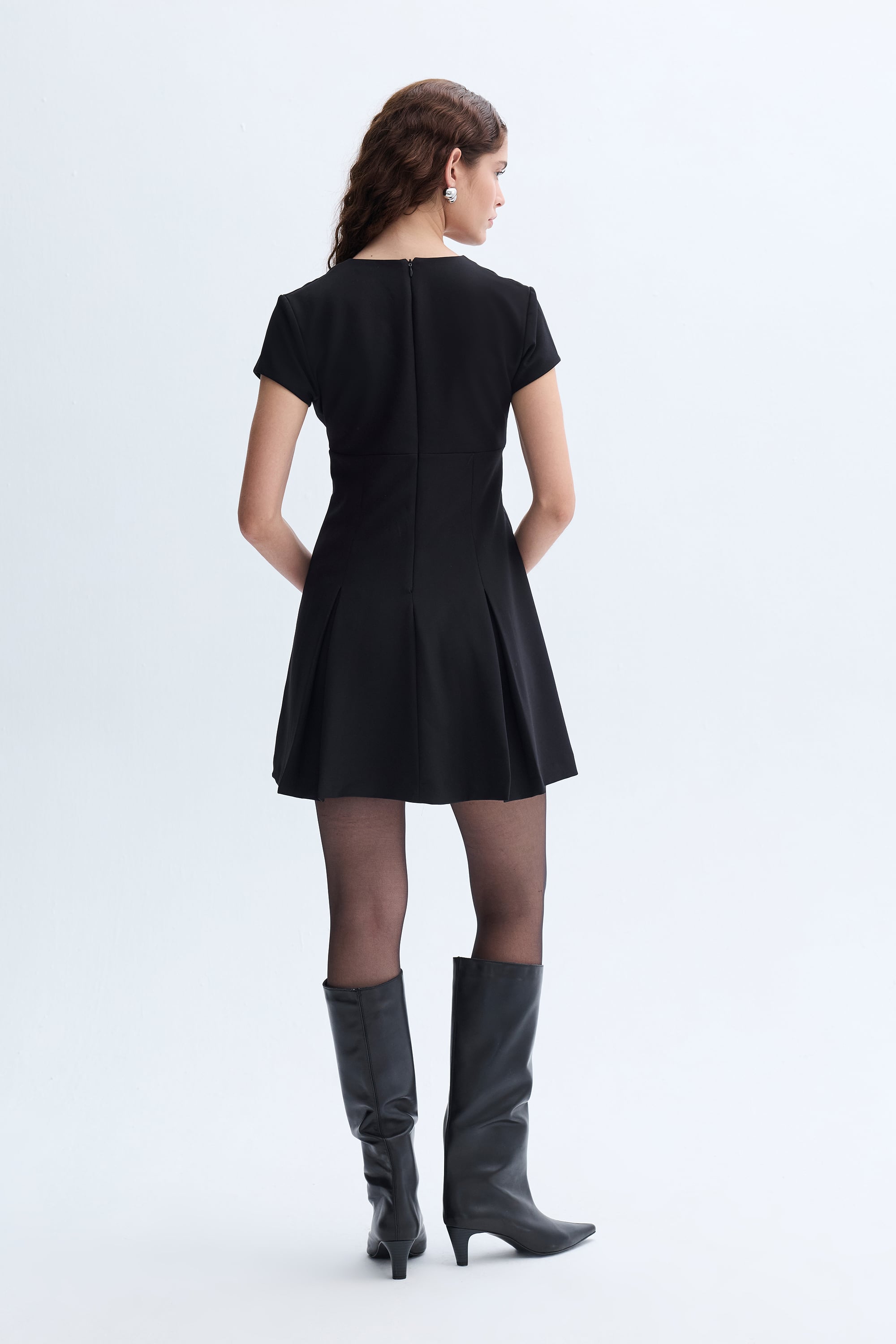 V YAKA PİLELİ MİNİ ELBİSE