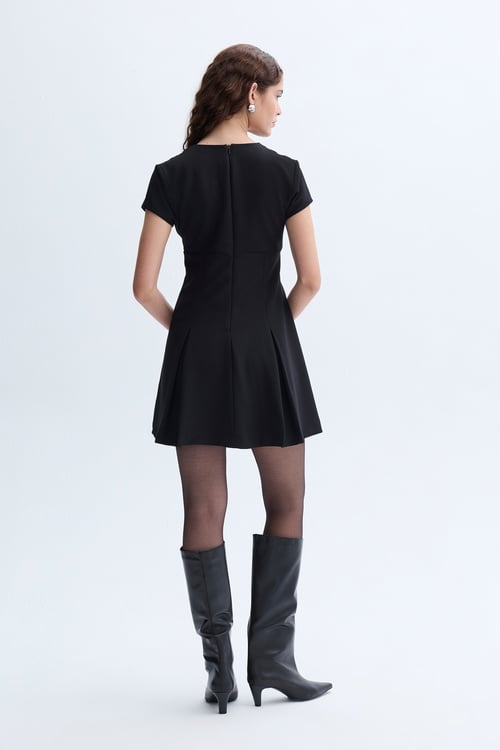 V YAKA PİLELİ MİNİ ELBİSE