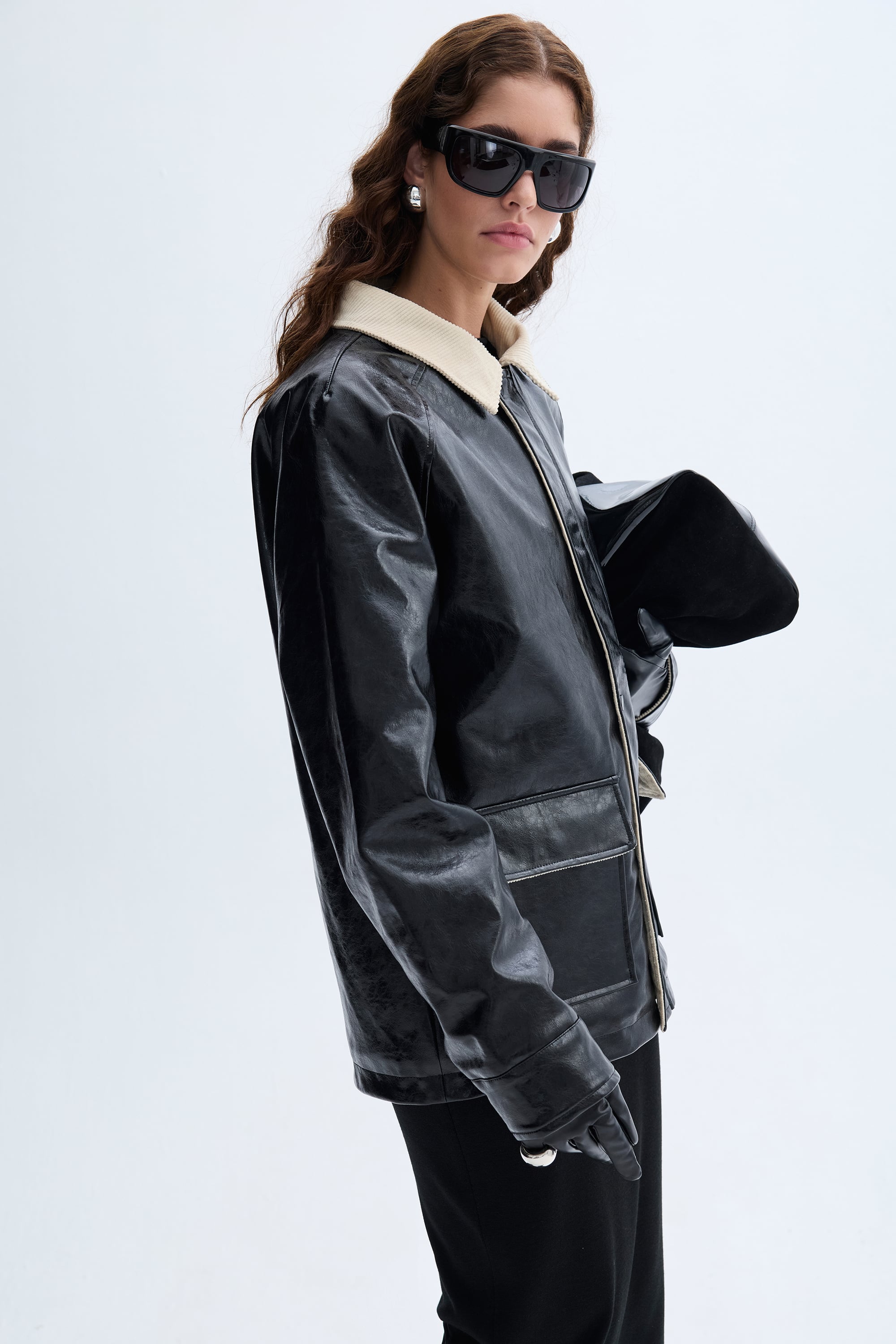 KADİFE YAKA DERİ GÖRÜNÜMLÜ PALTO