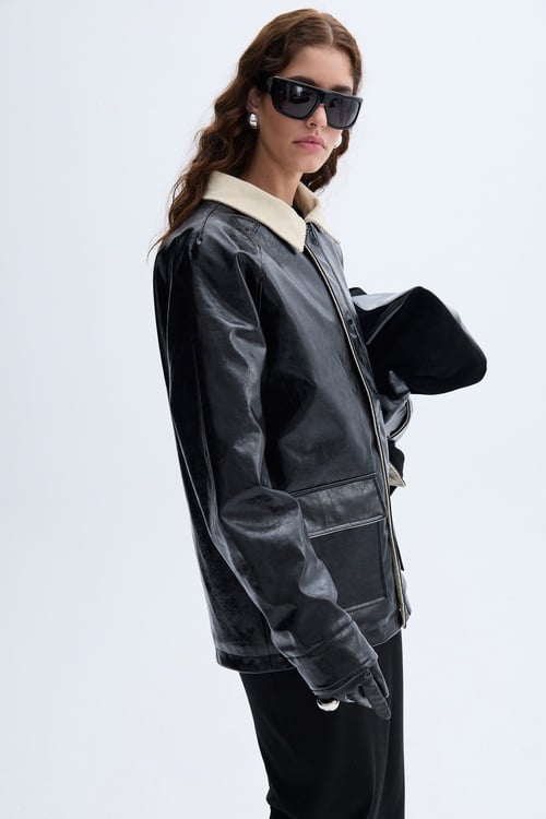  KADİFE YAKA DERİ GÖRÜNÜMLÜ PALTO