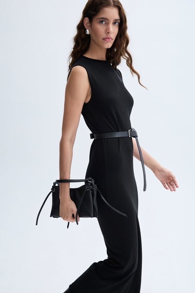 Mudo Siyah Düz Kesim Kolsuz Uzun Elbise