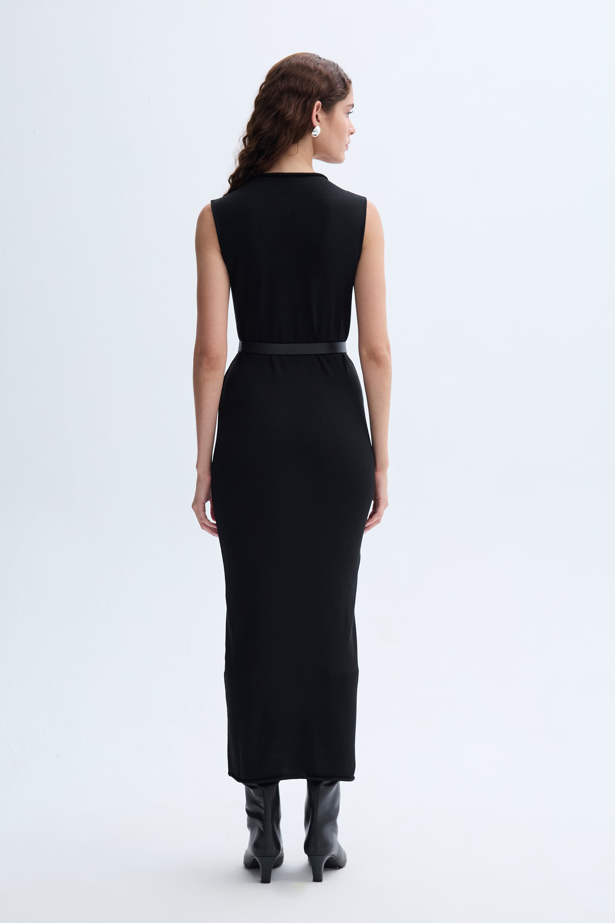 DÜZ KESİM KOLSUZ UZUN ELBİSE