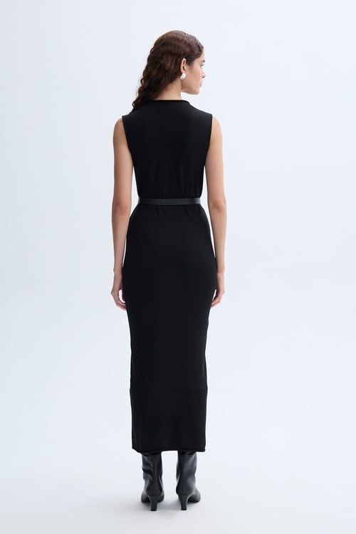 DÜZ KESİM KOLSUZ UZUN ELBİSE