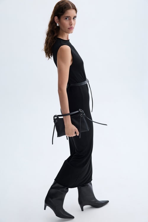 DÜZ KESİM KOLSUZ UZUN ELBİSE