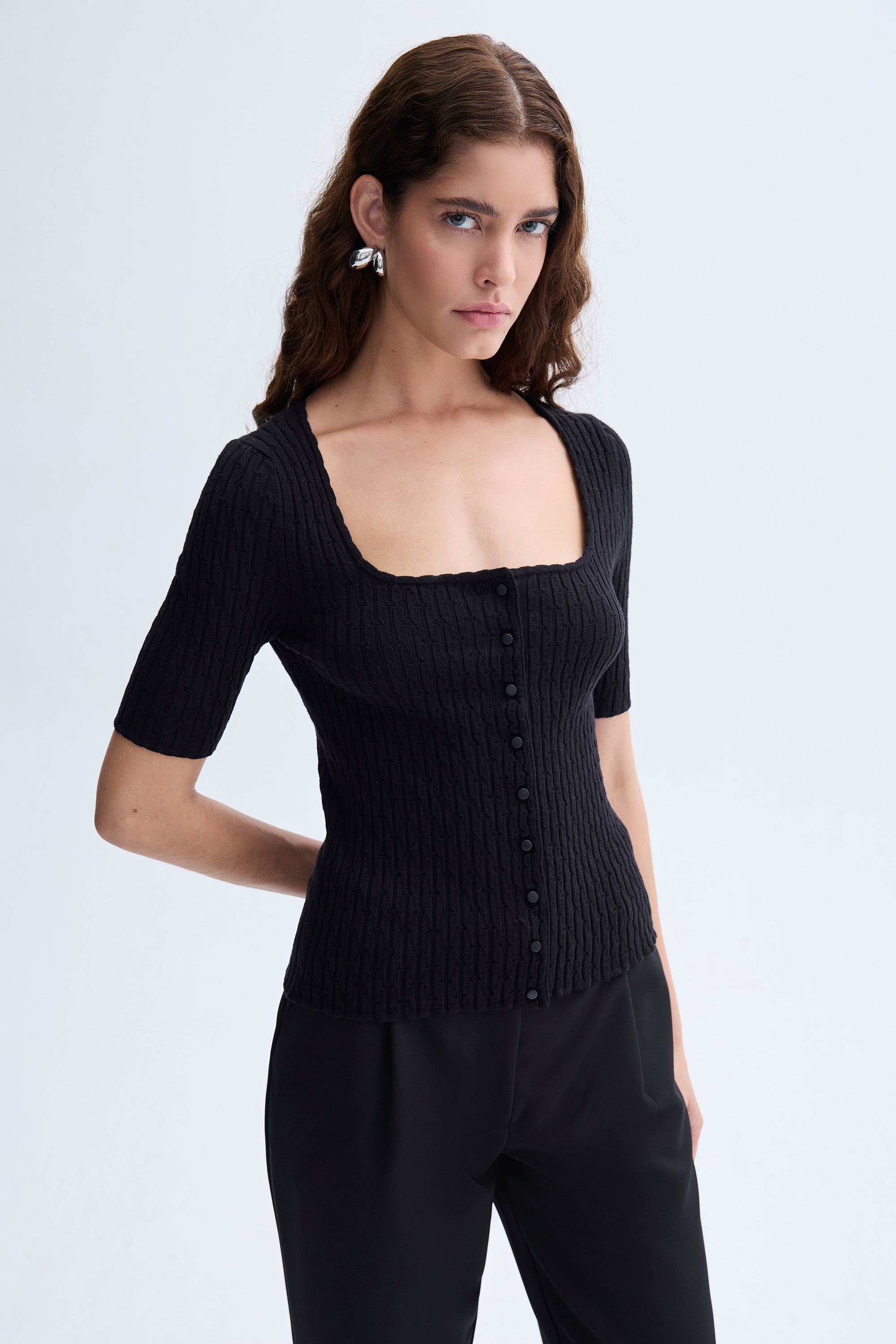 AÇIK YAKA DÜĞMELİ KISA KOLLU TRİKO KAZAK