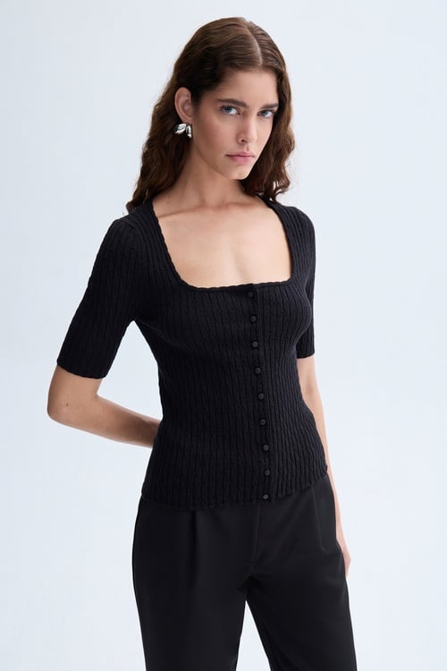 AÇIK YAKA DÜĞMELİ KISA KOLLU TRİKO KAZAK