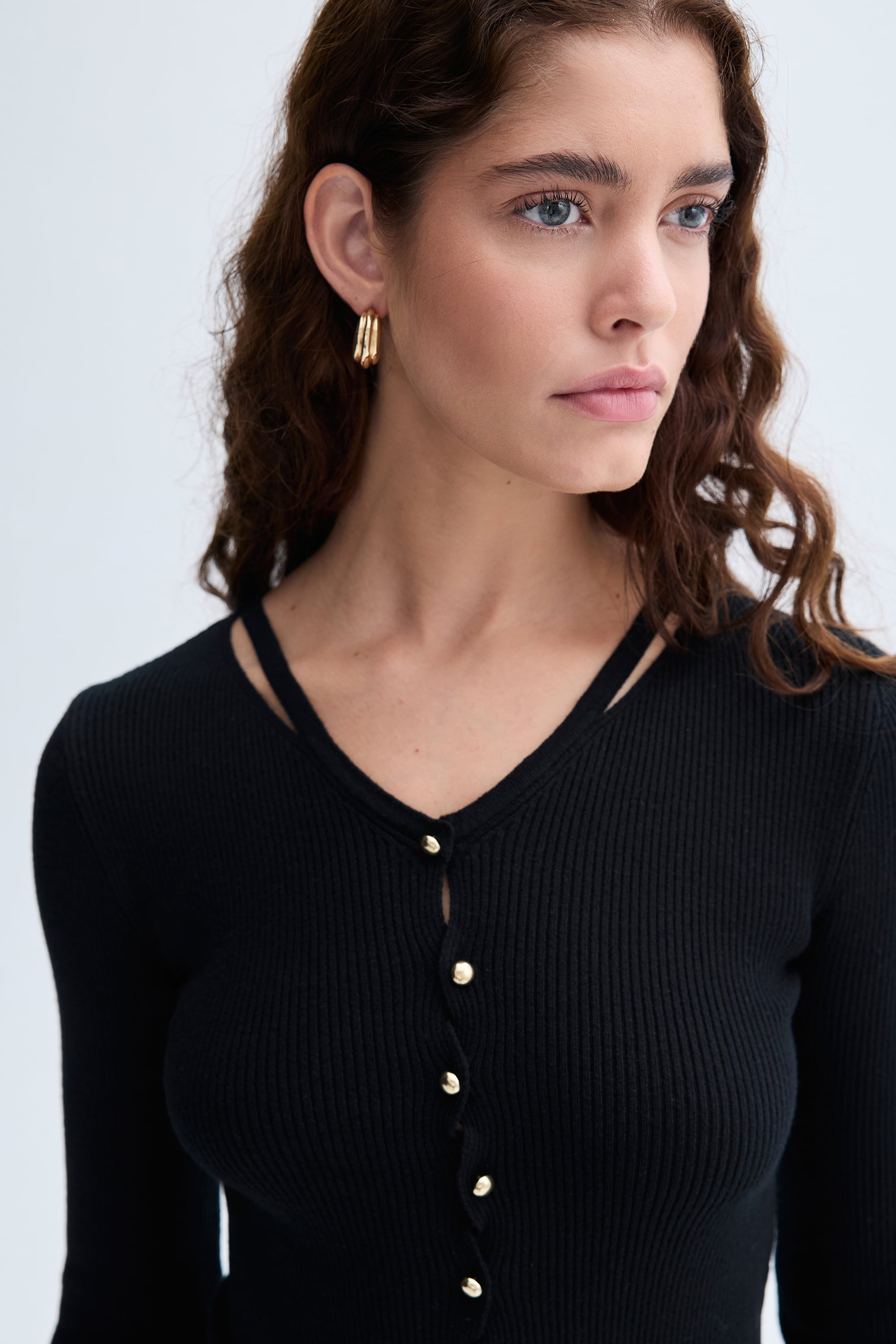 DÜĞME DETAYLI V YAKA TRİKO HIRKA