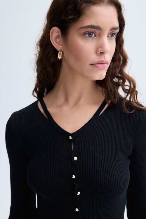 DÜĞME DETAYLI V YAKA TRİKO HIRKA