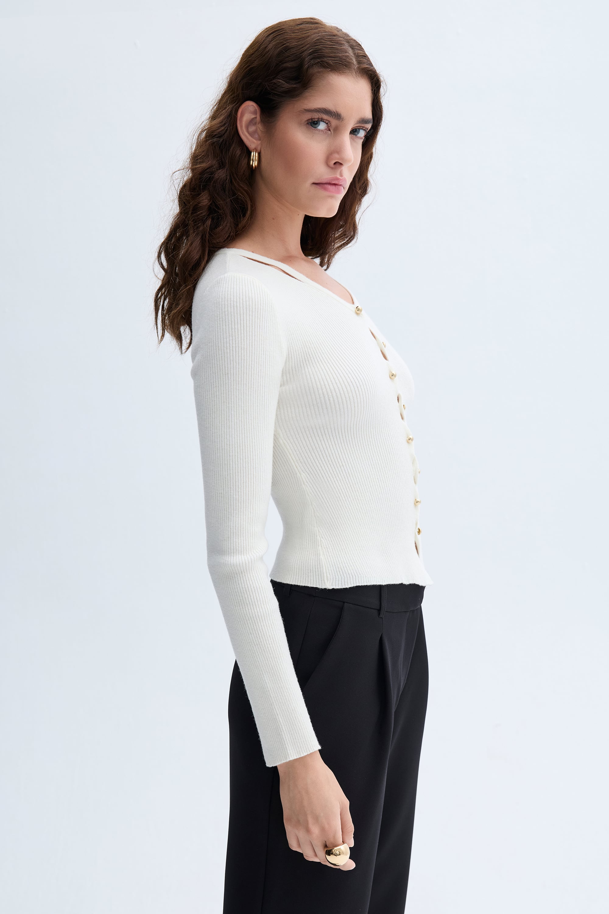 DÜĞME DETAYLI V YAKA TRİKO HIRKA