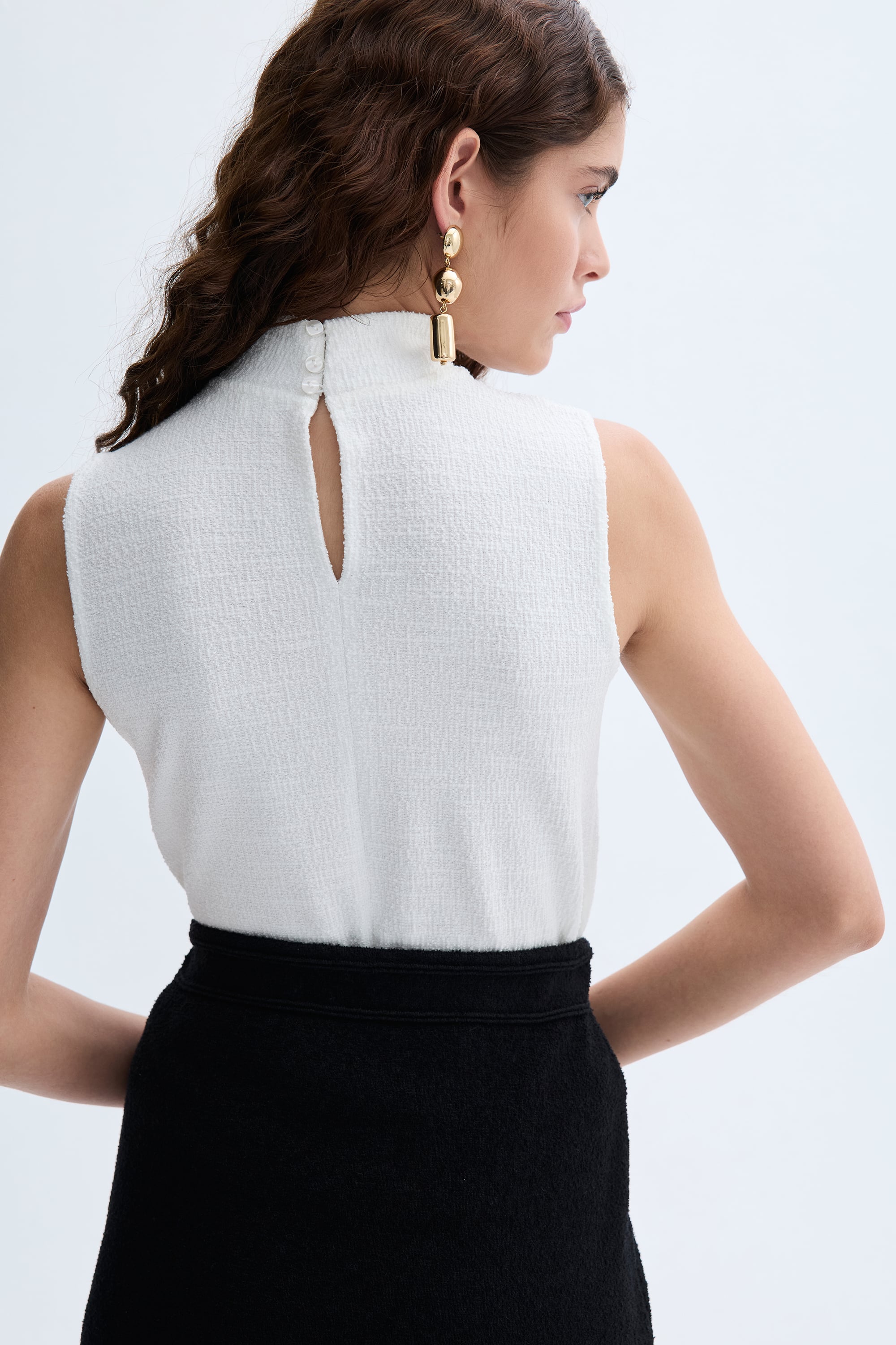 DİK YAKA KOLSUZ BLUZ