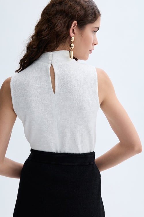 DİK YAKA KOLSUZ BLUZ