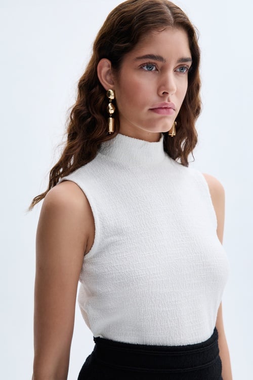 DİK YAKA KOLSUZ BLUZ