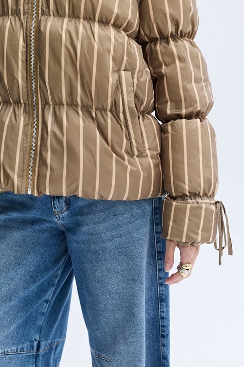 ÇİZGİLİ DİK YAKA PUFFER MONT