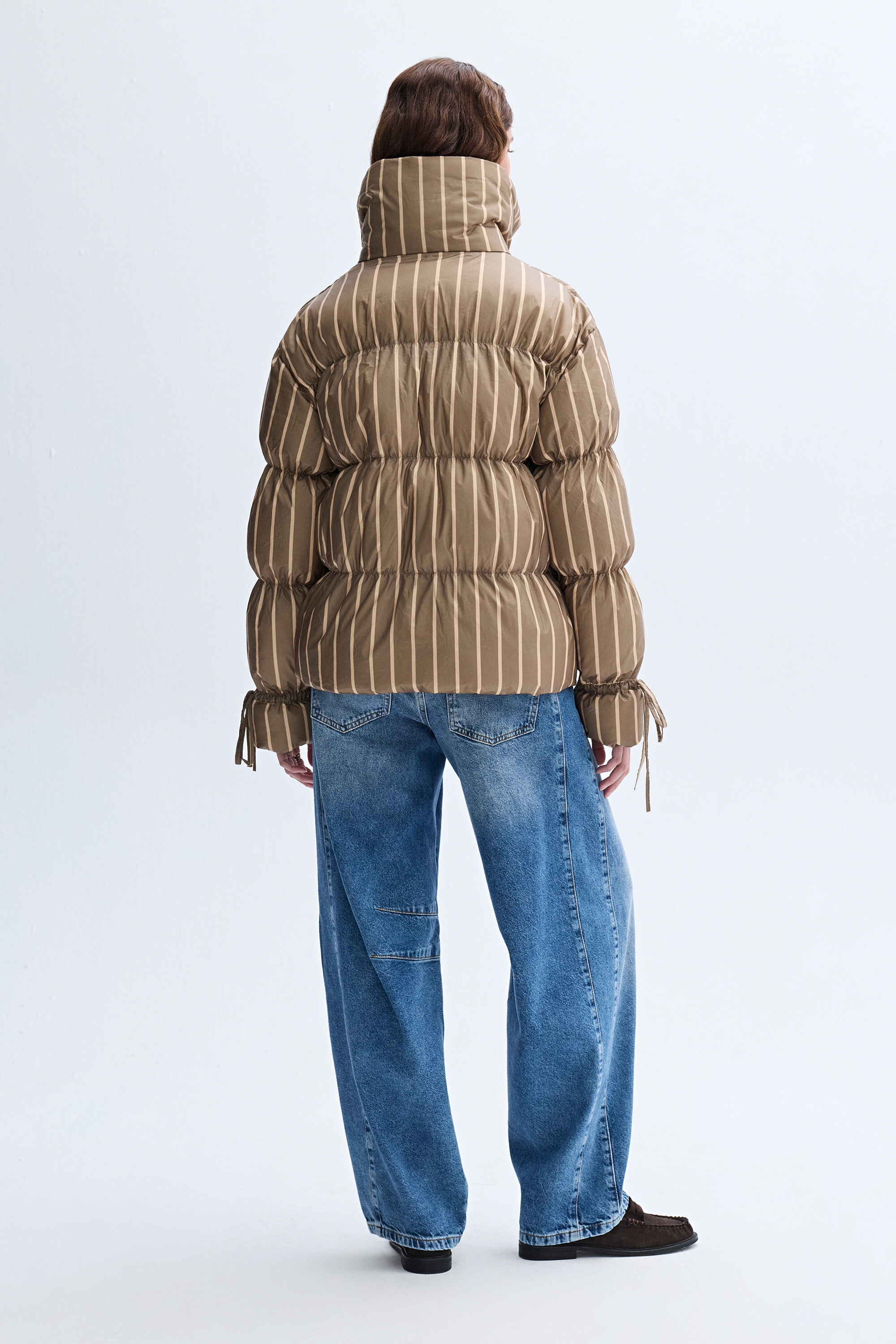 ÇİZGİLİ DİK YAKA PUFFER MONT