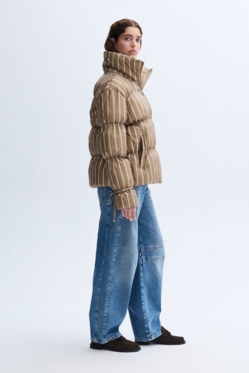 ÇİZGİLİ DİK YAKA PUFFER MONT