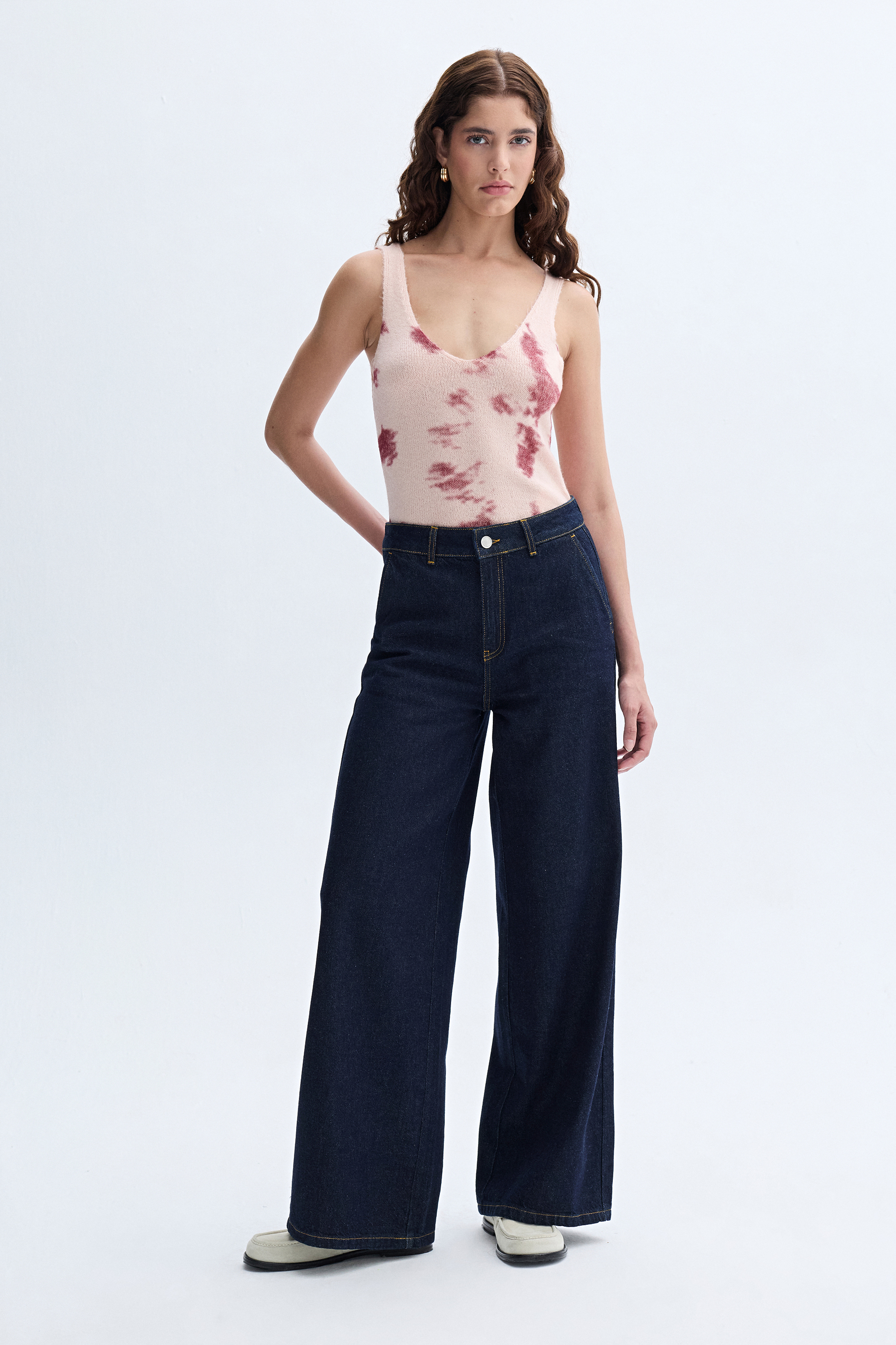 JAKARLI AÇIK YAKA KOLSUZ KAZAK