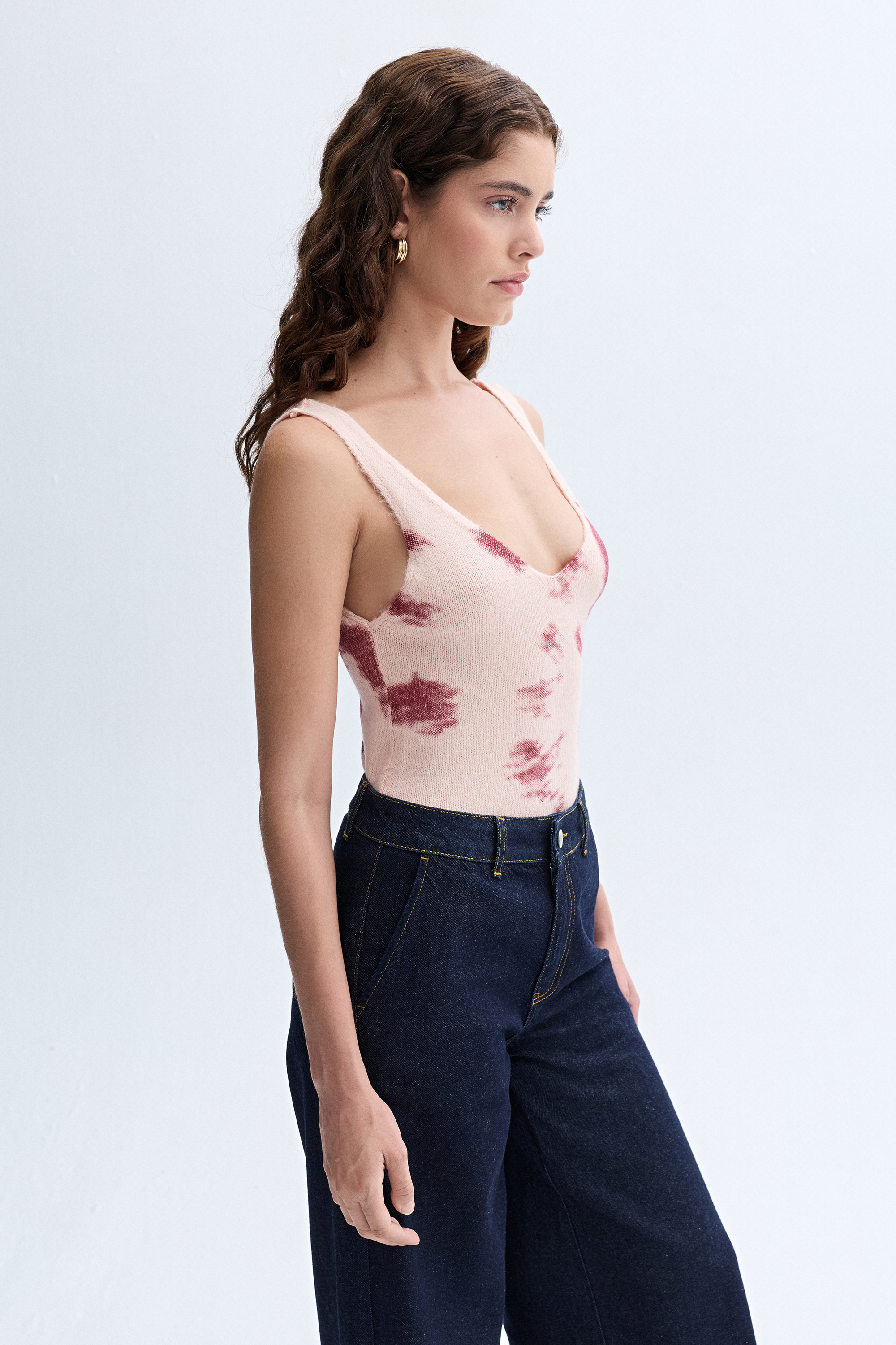 JAKARLI AÇIK YAKA KOLSUZ KAZAK