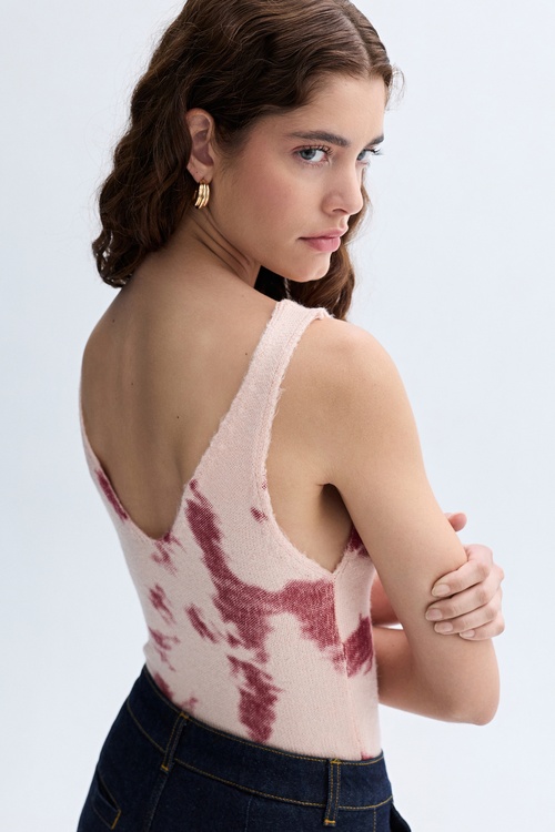 JAKARLI AÇIK YAKA KOLSUZ KAZAK