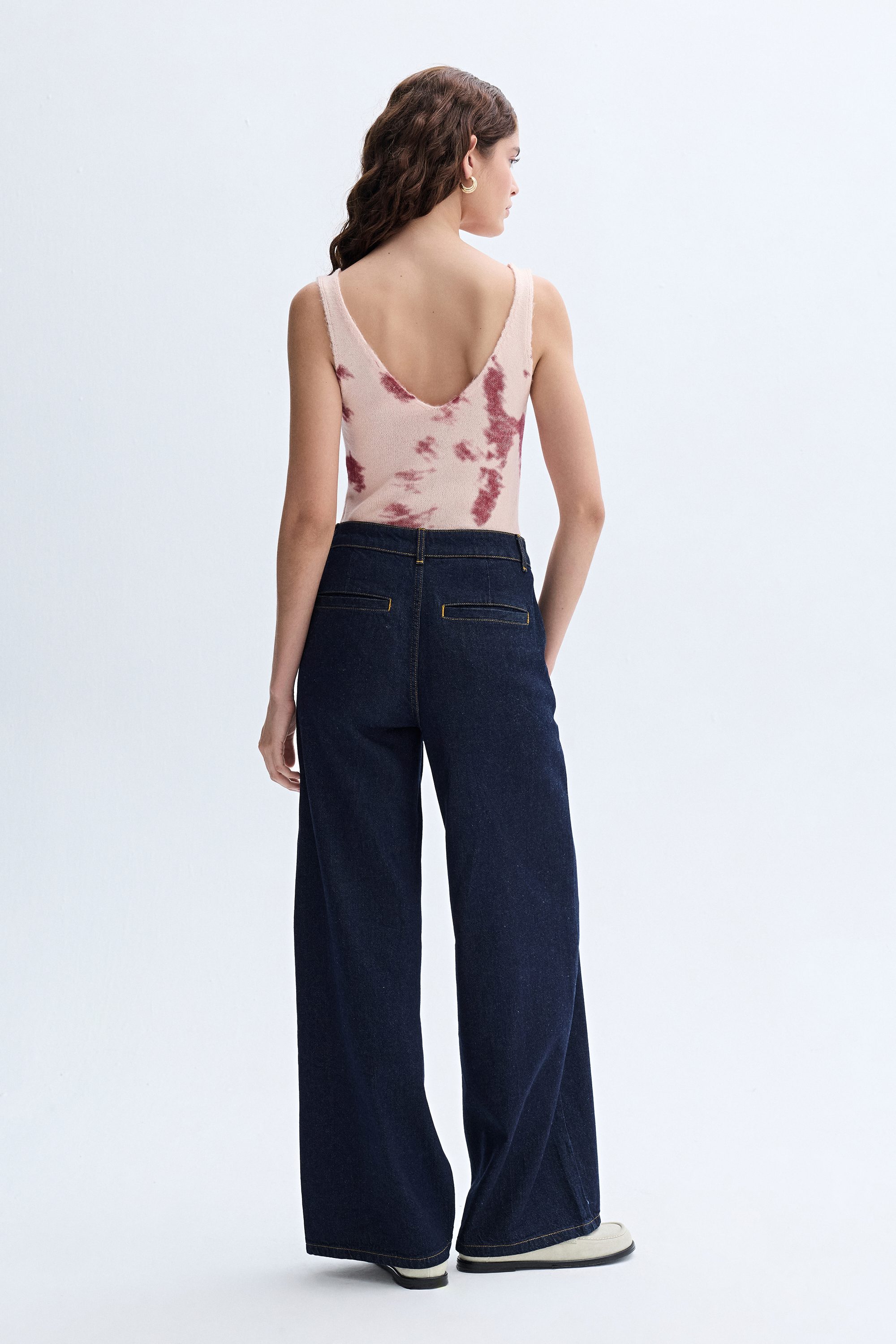 JAKARLI AÇIK YAKA KOLSUZ KAZAK