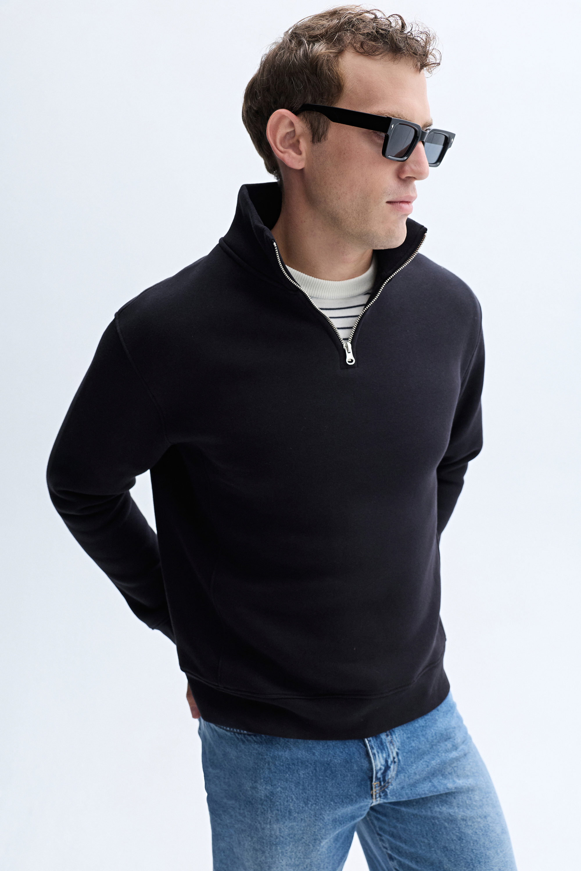 FERMUARLI DİK YAKA SWEATSHIRT