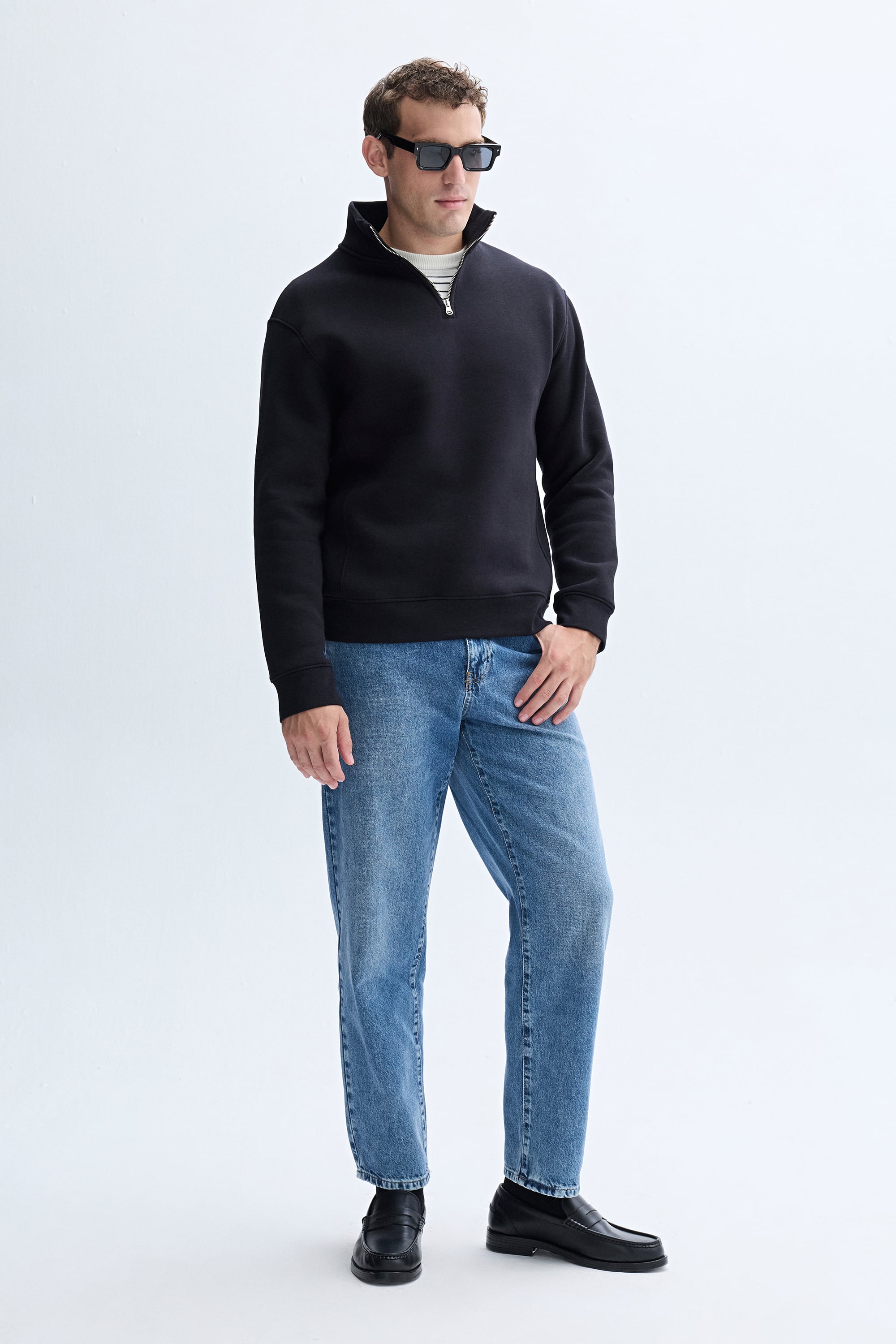 FERMUARLI DİK YAKA SWEATSHIRT