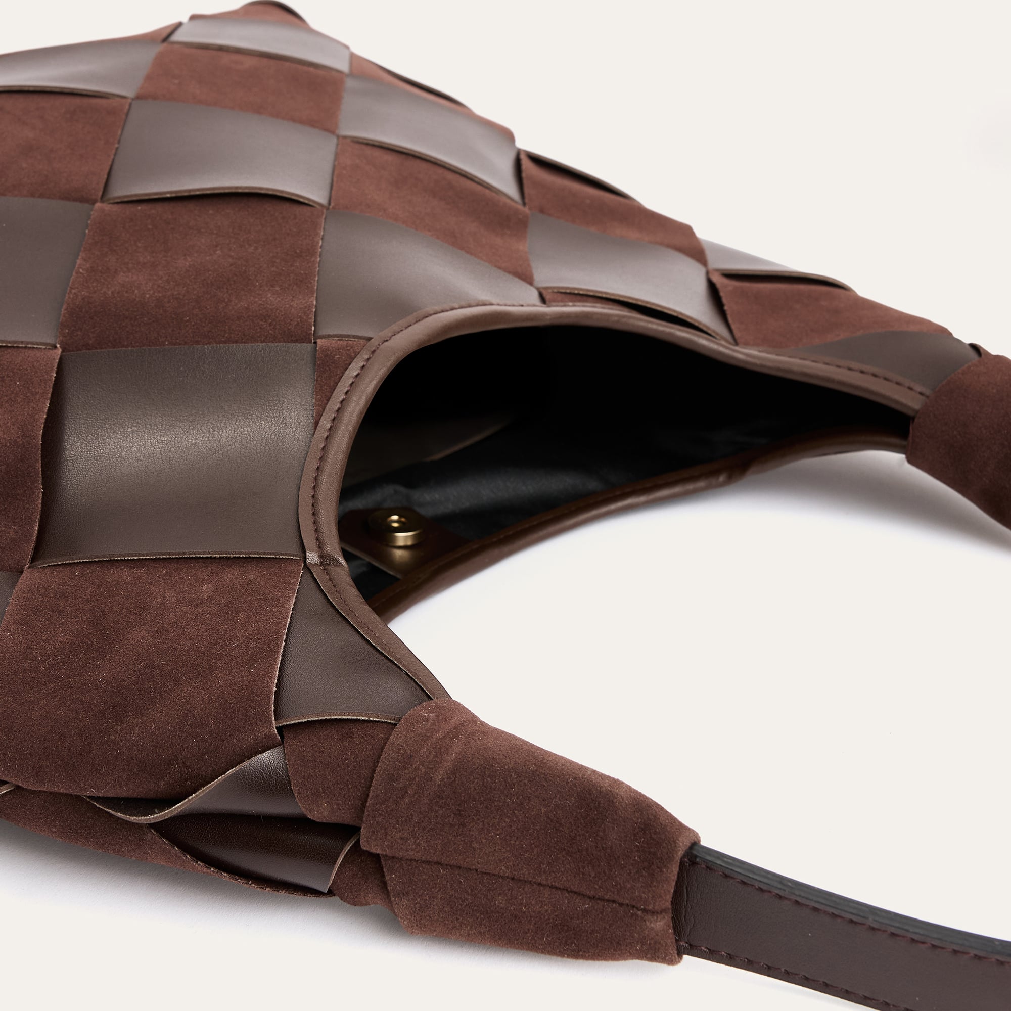 BLOKLU DERİ GÖRÜNÜMLÜ OMUZ ÇANTASI