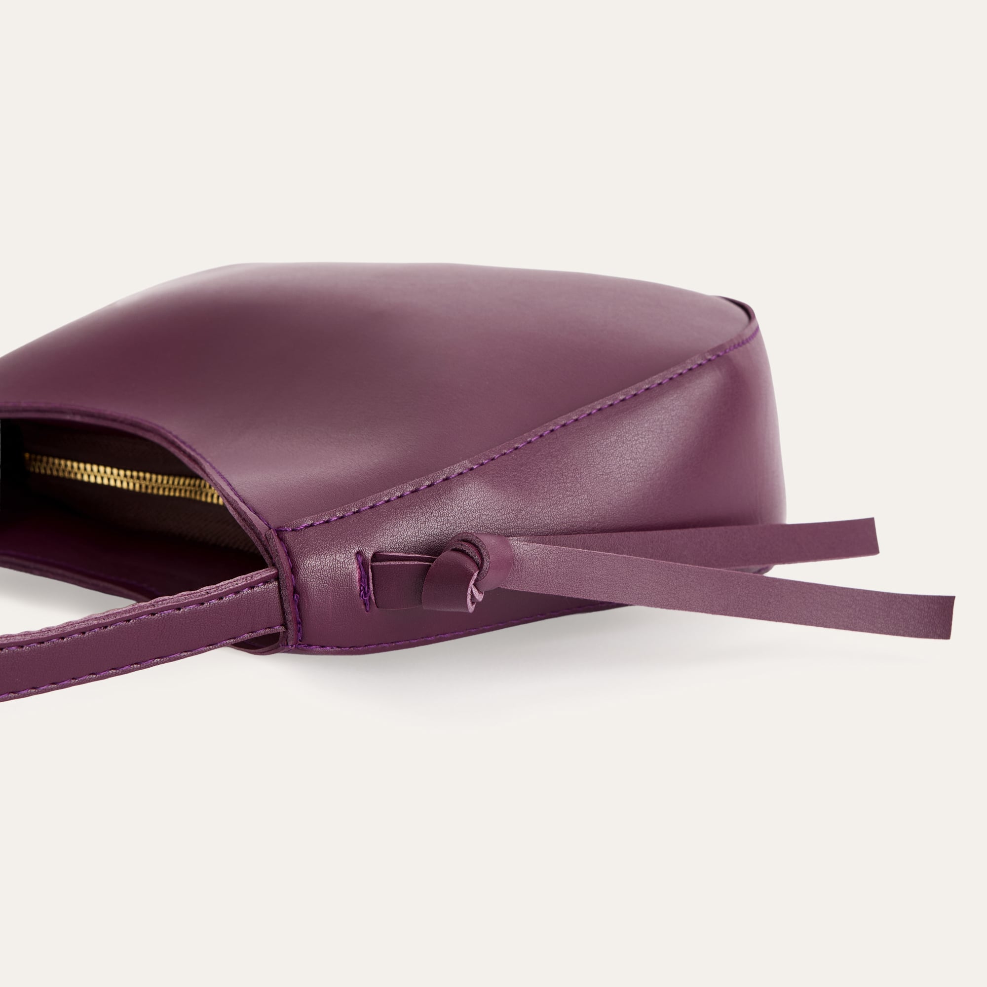 DERİ GÖRÜNÜMLÜ PÜSKÜL DETAYLI EL ÇANTASI