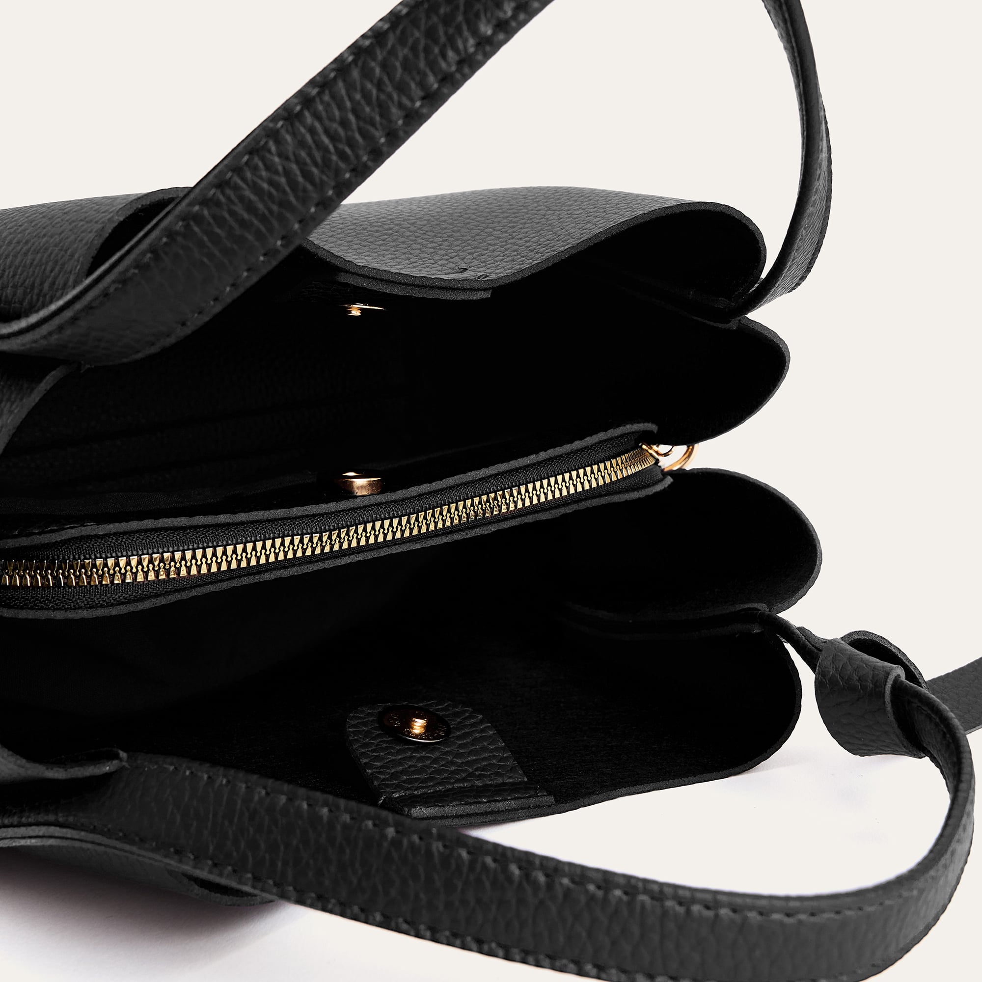 DERİ GÖRÜNÜMLÜ OMUZ ÇANTASI