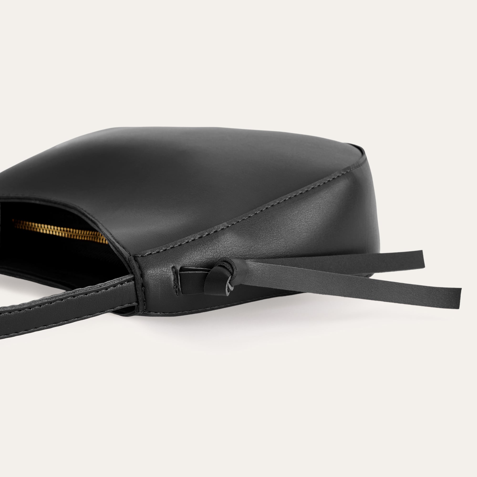 DERİ GÖRÜNÜMLÜ PÜSKÜL DETAYLI EL ÇANTASI