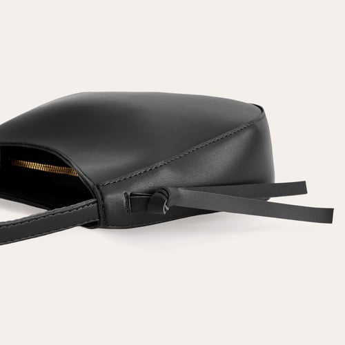 DERİ GÖRÜNÜMLÜ PÜSKÜL DETAYLI EL ÇANTASI