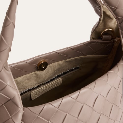 ÖRGÜLÜ OMUZ ÇANTASI