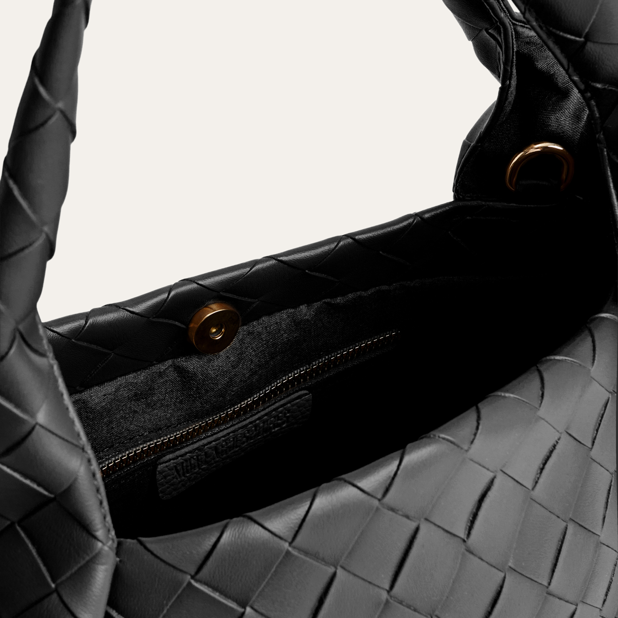 ÖRGÜLÜ OMUZ ÇANTASI