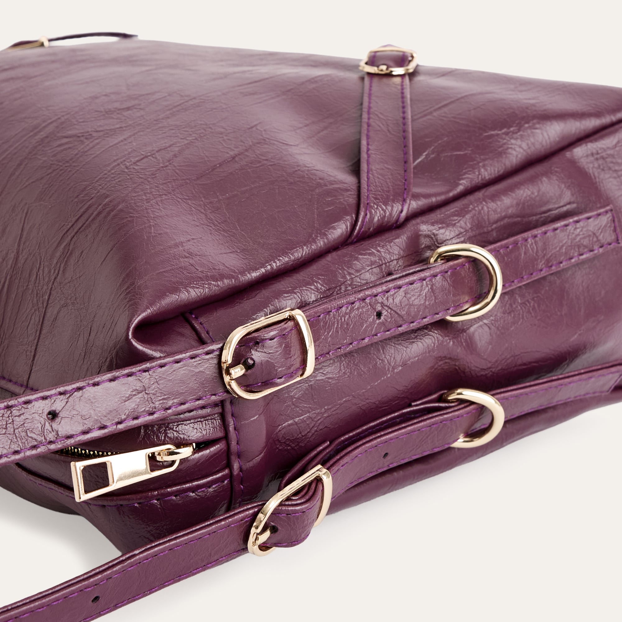 KIRIŞIK DERİ GÖRÜNÜMLÜ KEMER DETAYLI OMUZ ÇANTASI