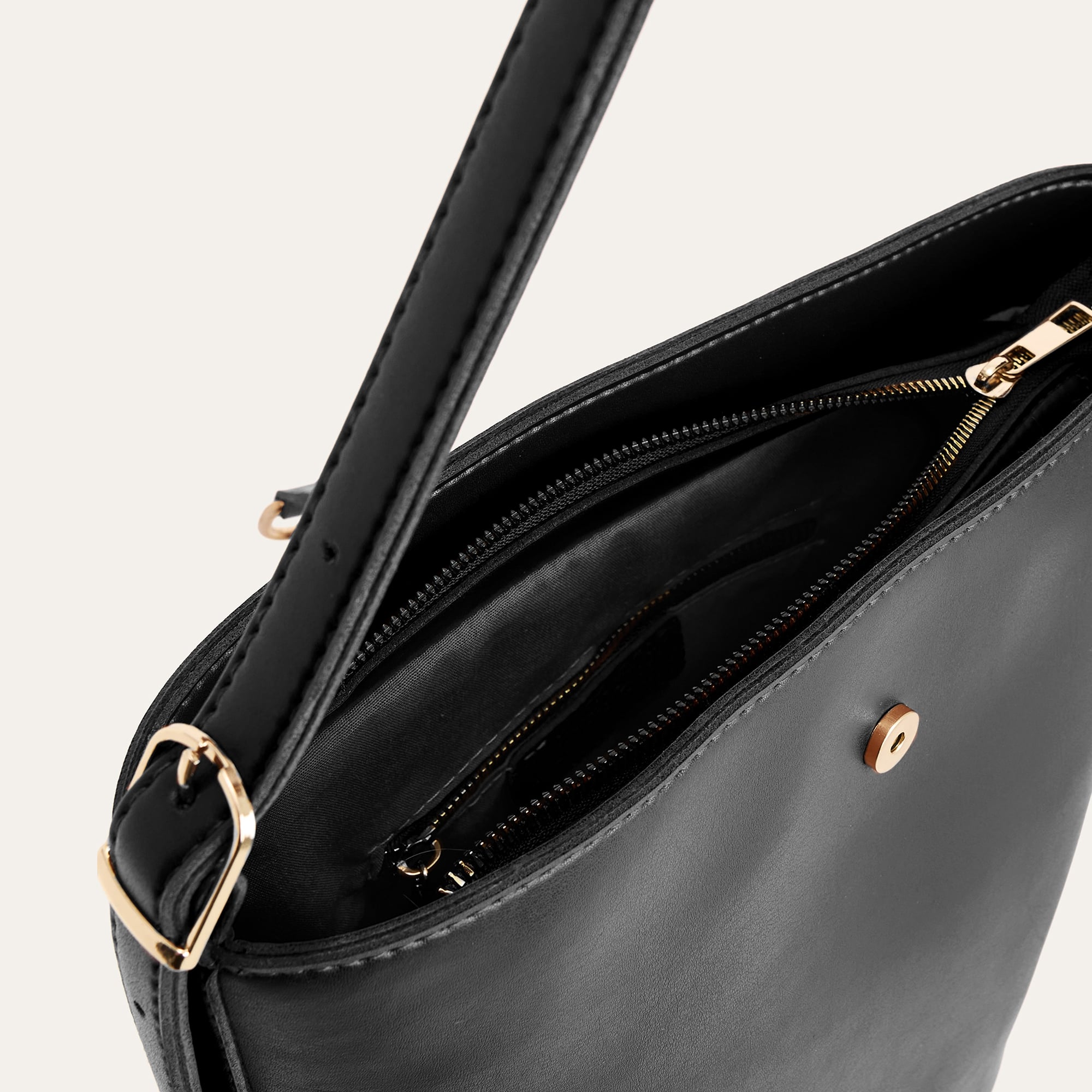 TOKA DETAYLI OMUZ ÇANTASI