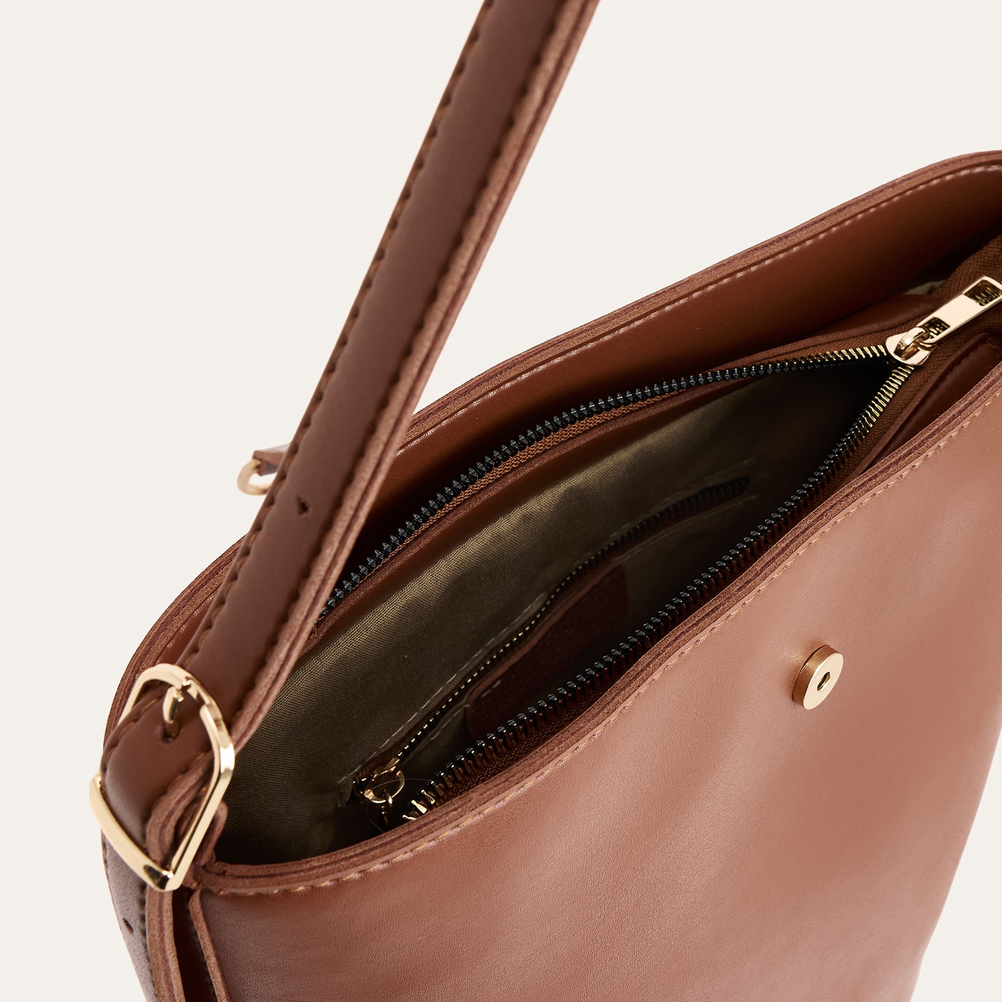 TOKA DETAYLI OMUZ ÇANTASI