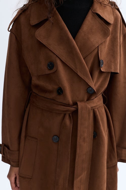 SÜET DOKULU KEMERLİ UZUN TRENÇKOT