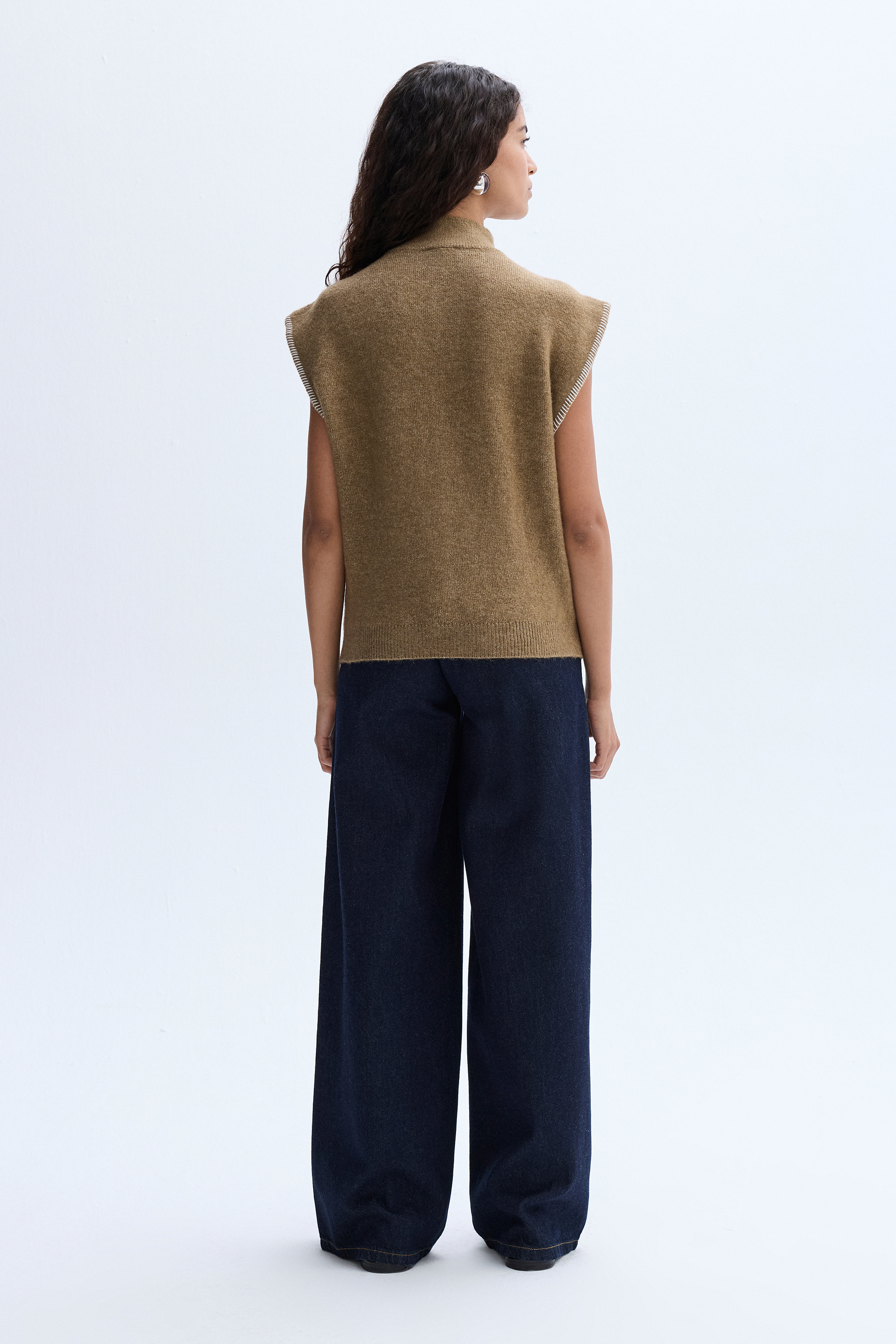 DİK YAKA ÇİZGİ DETAYLI SÜVETER