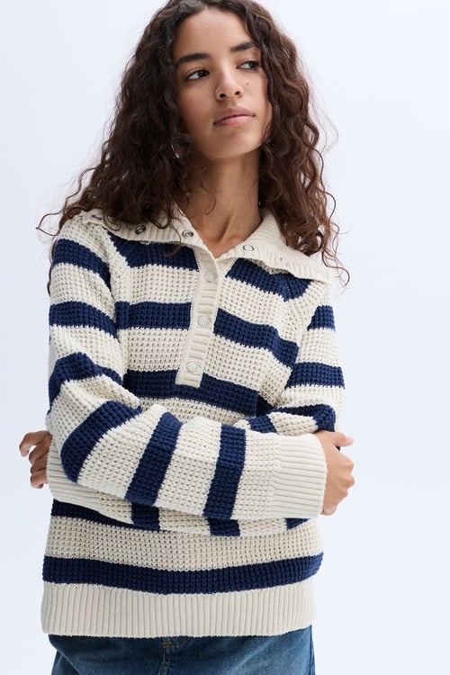 DÜĞMELİ DİK YAKA ÇİZGİLİ KAZAK