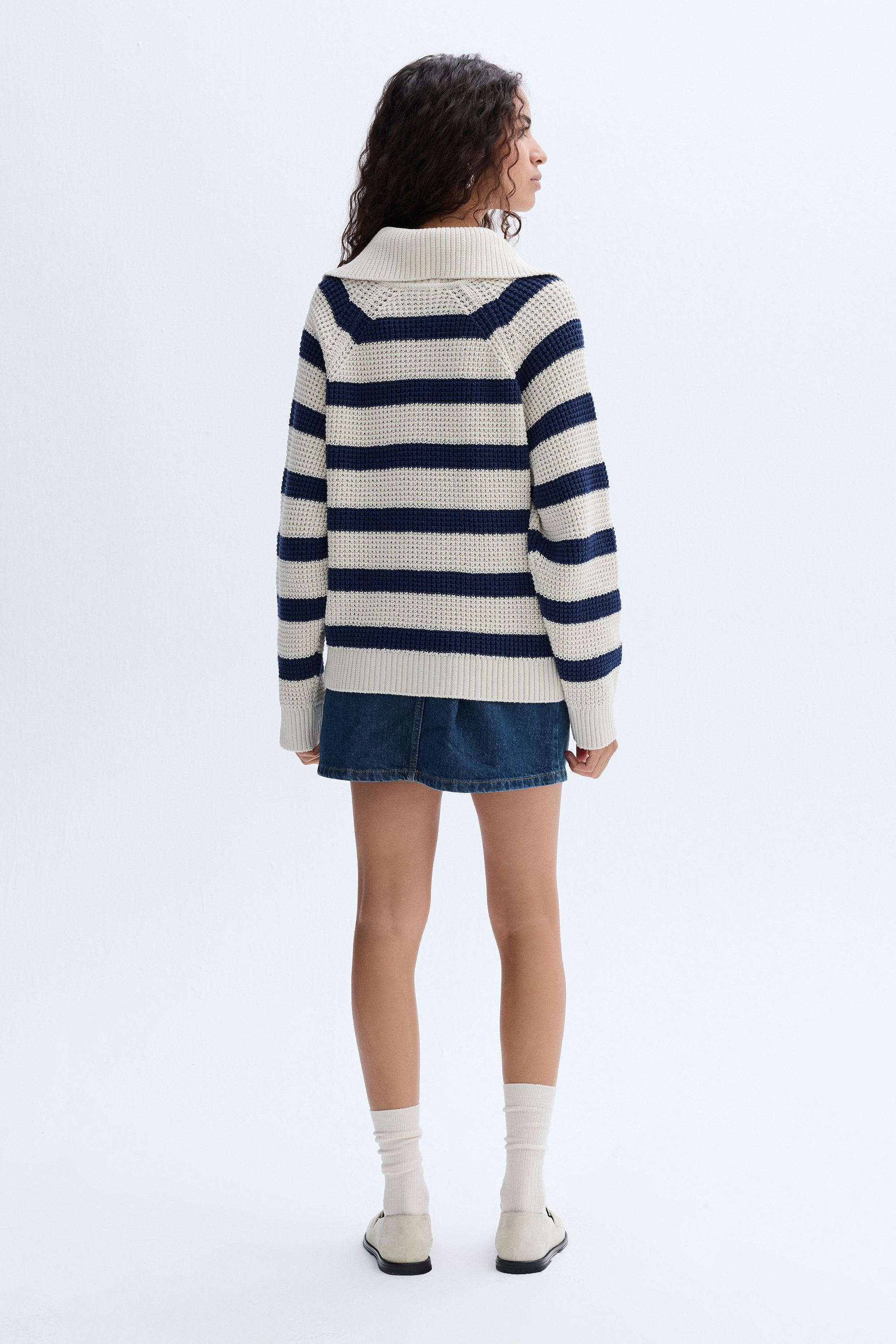 DÜĞMELİ DİK YAKA ÇİZGİLİ KAZAK