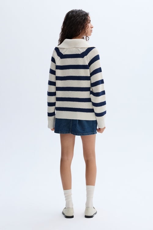 DÜĞMELİ DİK YAKA ÇİZGİLİ KAZAK