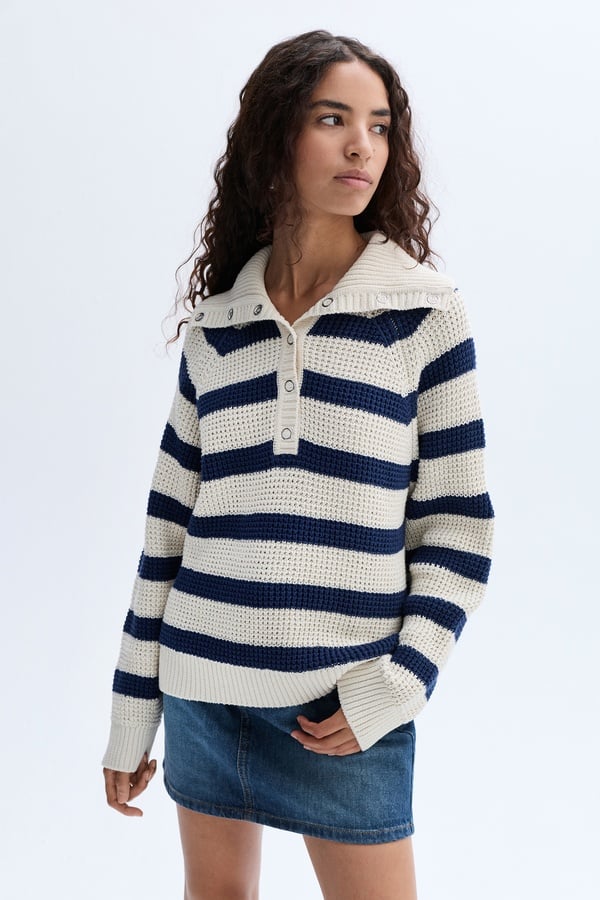 DÜĞMELİ DİK YAKA ÇİZGİLİ KAZAK