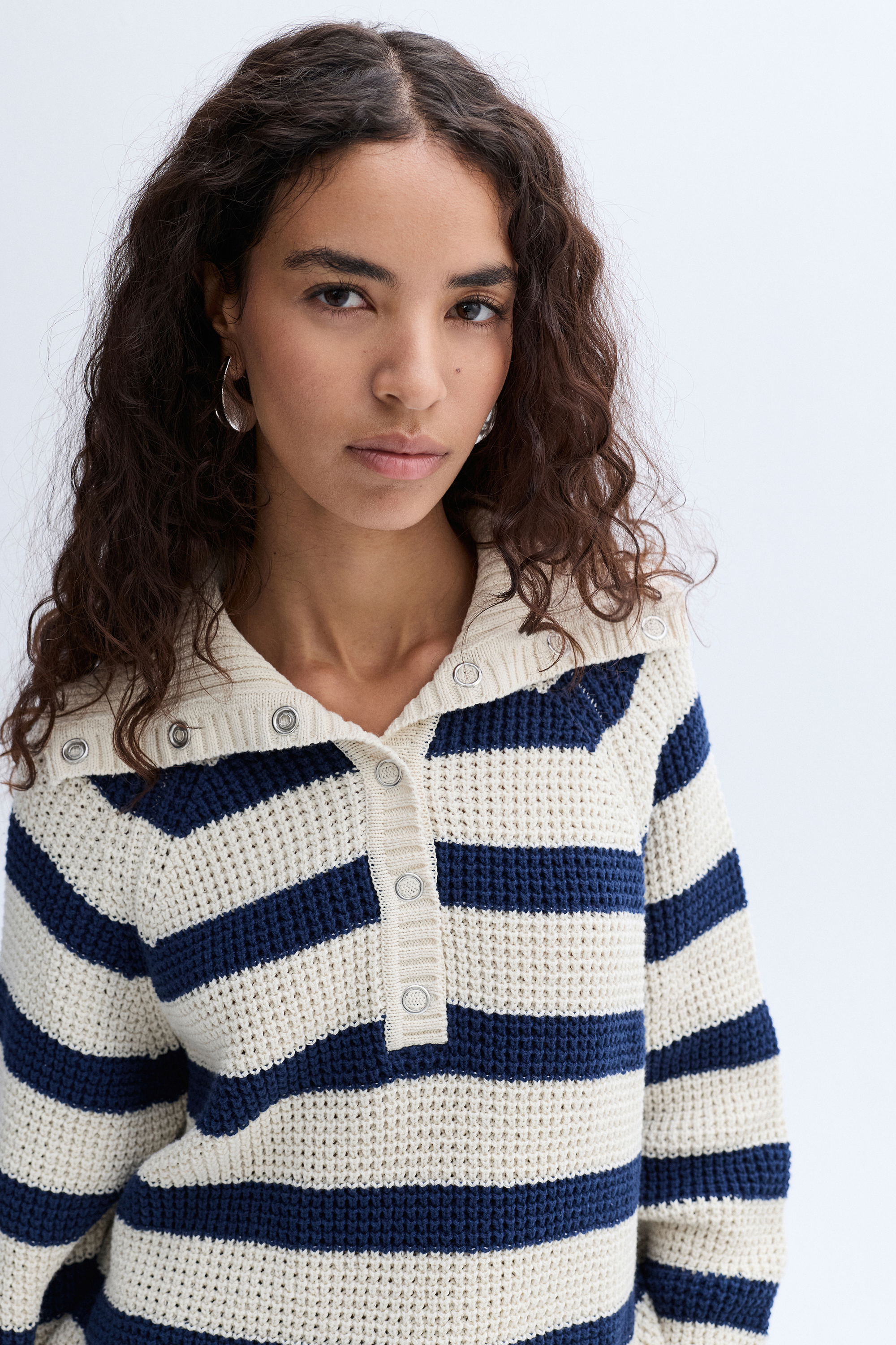 DÜĞMELİ DİK YAKA ÇİZGİLİ KAZAK