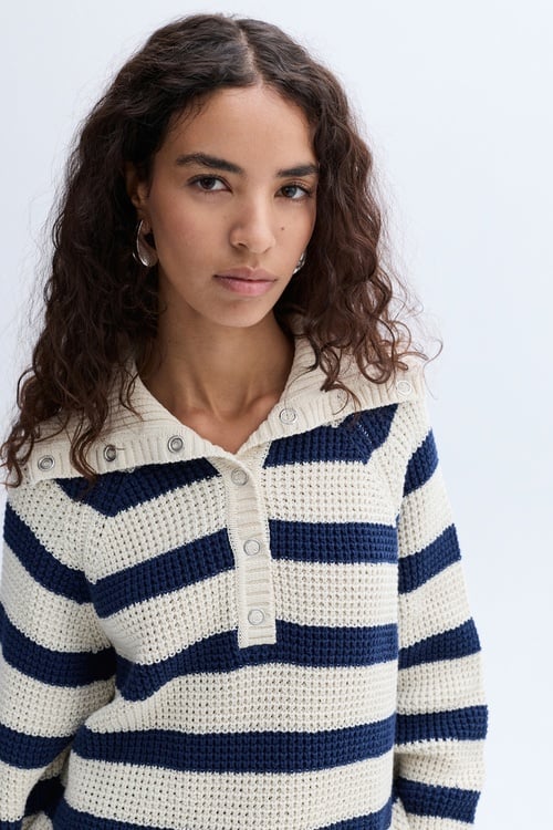 DÜĞMELİ DİK YAKA ÇİZGİLİ KAZAK