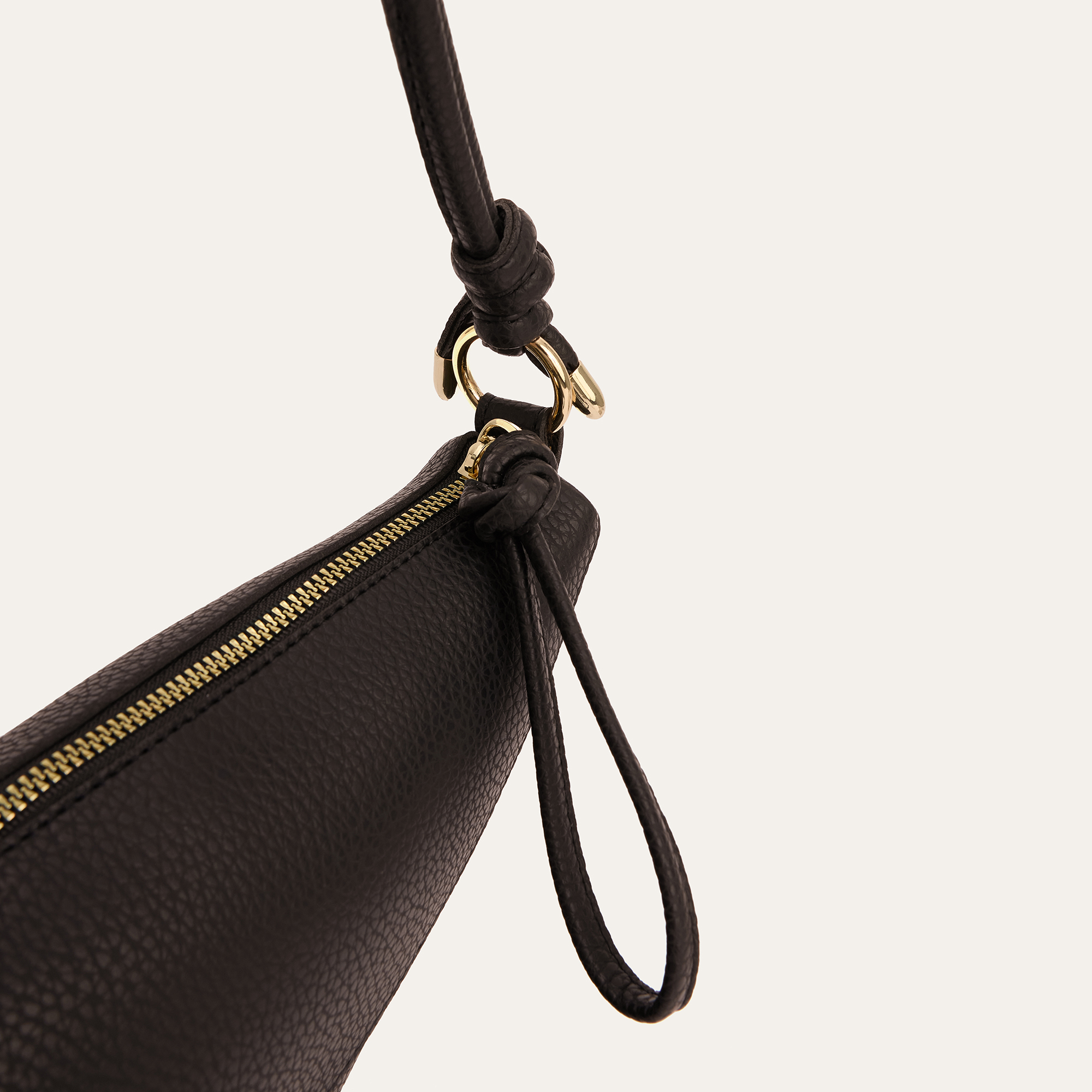 DERİ GÖRÜNÜMLÜ OVAL OMUZ ÇANTASI