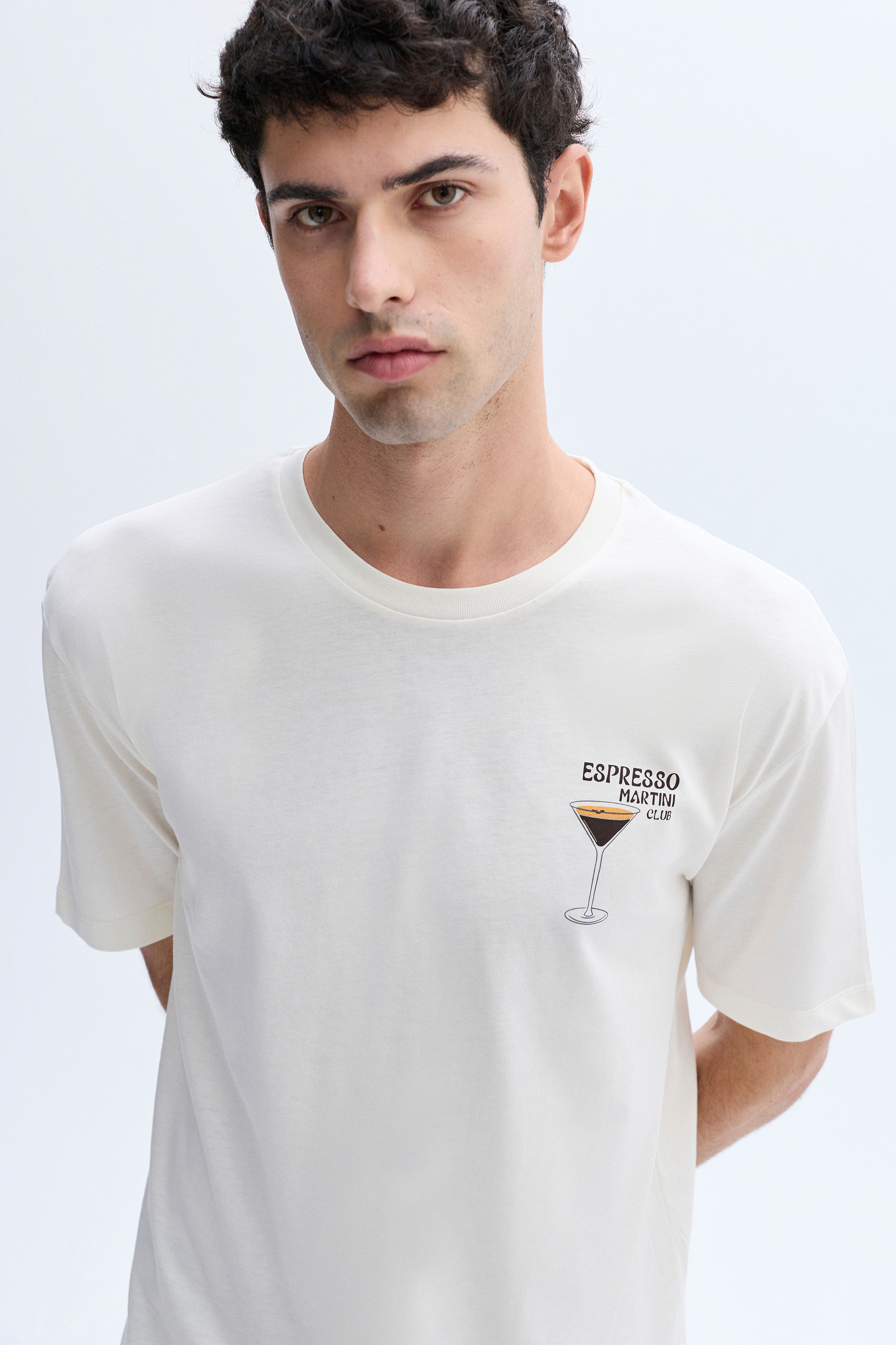 COMFORT FIT BASKILI BİSİKLET YAKA T-SHIRT